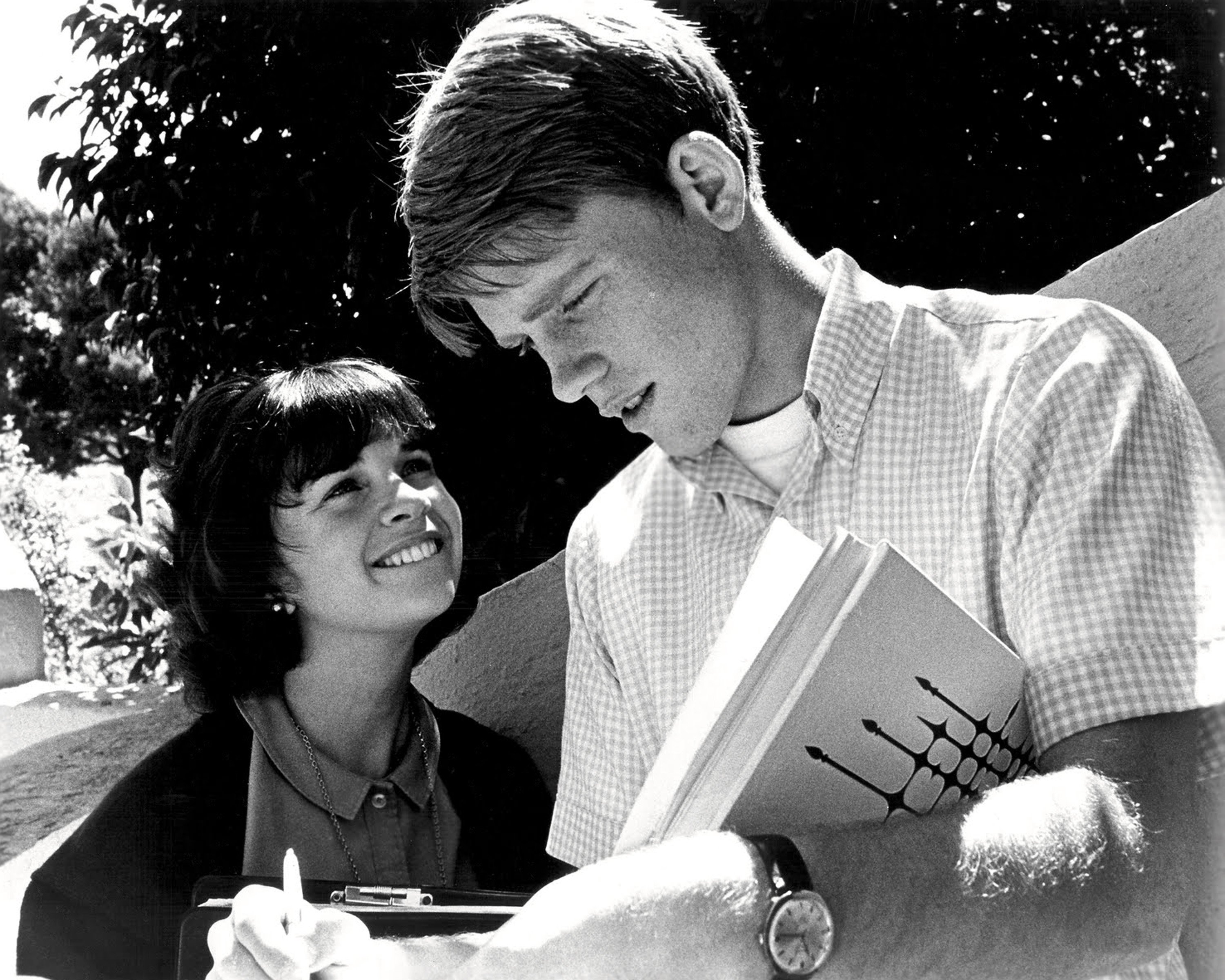 Ron Howard and Cindy Williams near a tree