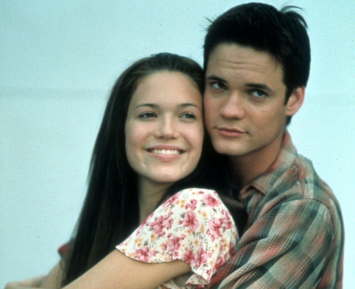 Mandy Moore is held by Shane West in a scene from the film 'A Walk To Remember', 2002 | Warner Brothers/Getty Images