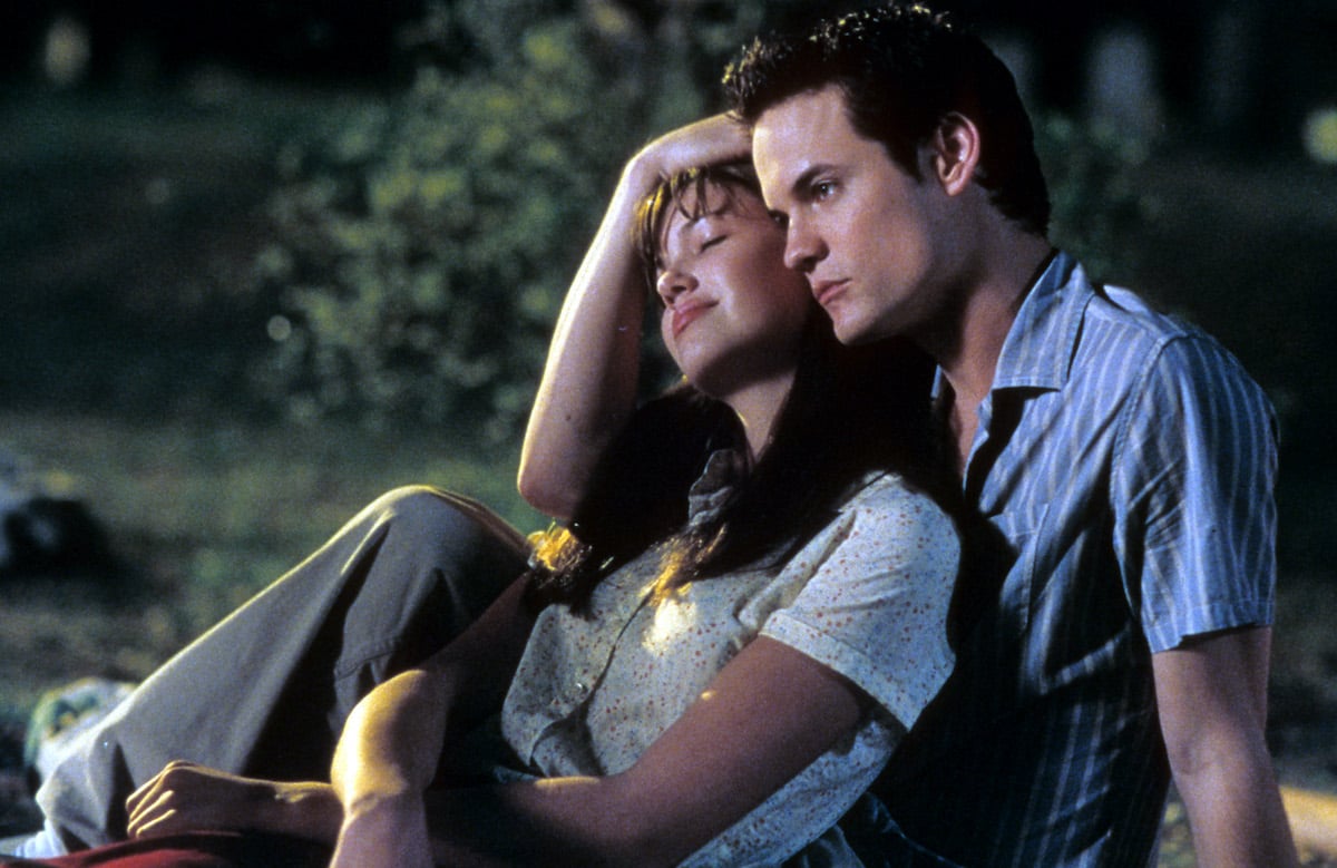 Mandy Moore is comforted by Shane West in a scene from the film 'A Walk To Remember', 2002 | Warner Brothers/Getty Images
