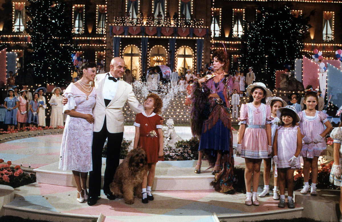 Albert Finney, Aileen Quinn, Carol Burnett and others on stage in scene from the film 'Annie', 1982 | Columbia Pictures/Getty Images