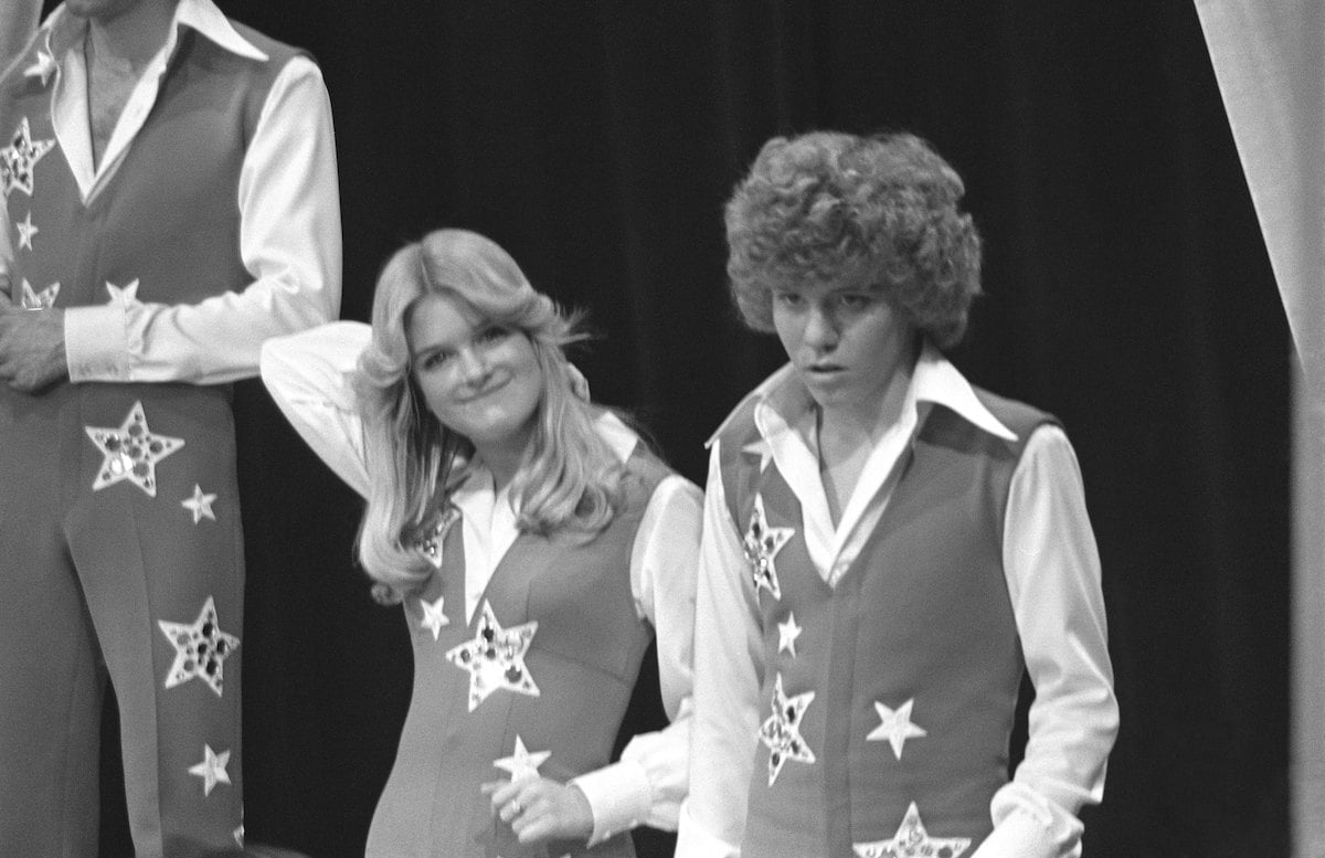 Chris Knight, Susan Olsen and Mike Lookinland rehearse on the set of 'The Brady Bunch Hour'