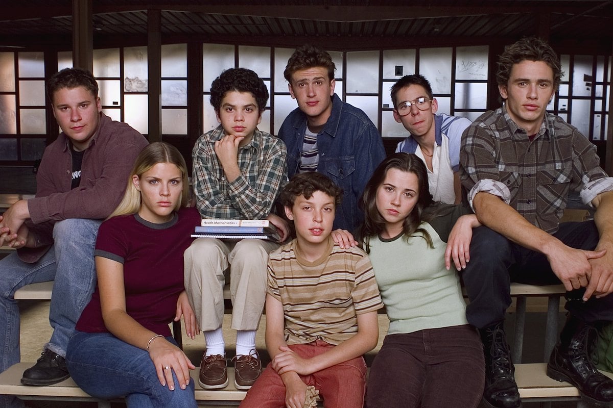 (front, l-r) Busy Philipps as Kim Kelly, John Francis Daley as Sam Weir, Linda Cardellini as Lindsay Weir, (back, l-r) Seth Rogen as Ken Miller, Samm Levine as Neal Schweiber, Jason Segel as Nick Andopolis, Martin Starr as Bill Haverchuck, James Franco as Daniel Desario | NBCU Photo Bank