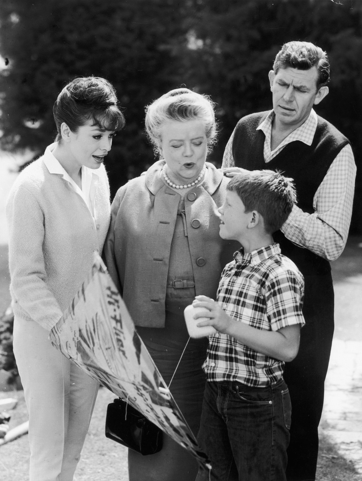 (L to R): Aneta Corsaut as Helen Crump, Frances Bavier as Aunt Bee Taylor, Ron Howard as Opie Taylor, and Andy Griffith as Sheriff Andy Taylor of 'The Andy Griffith Show'