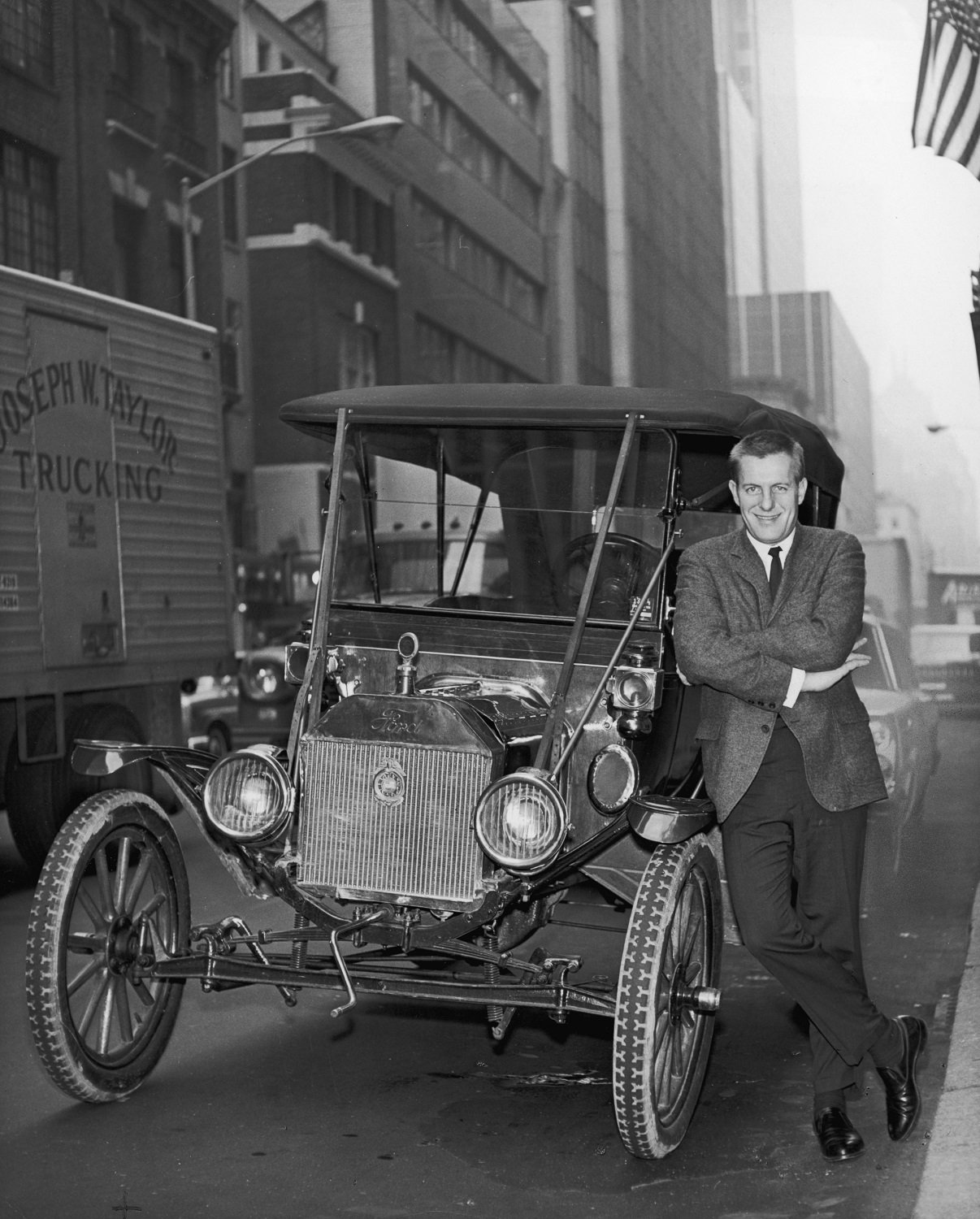 Jerry Van Dyke posing next to the 1928 Porter automobile from 'My Mother the Car'