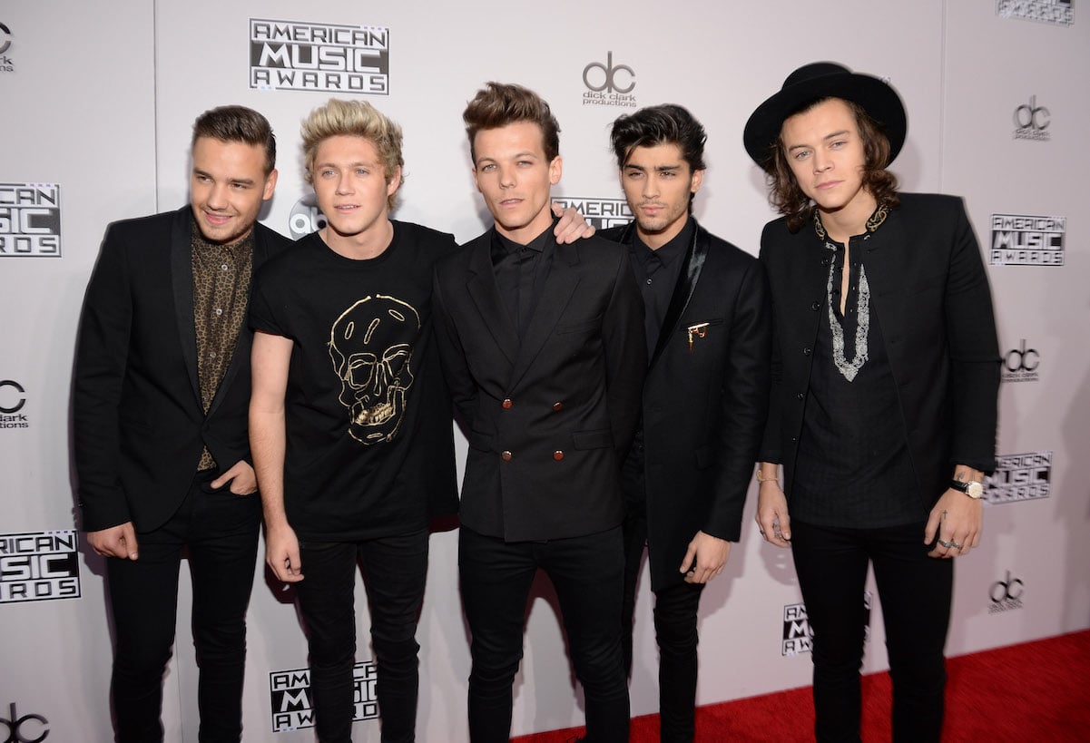 One Direction poses at the 2014 American Music Awards