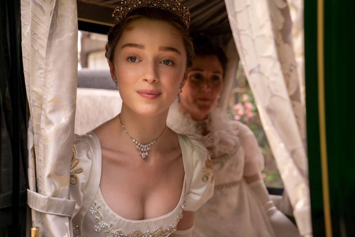 Daphne Bridgerton sits with her mother in a carriage