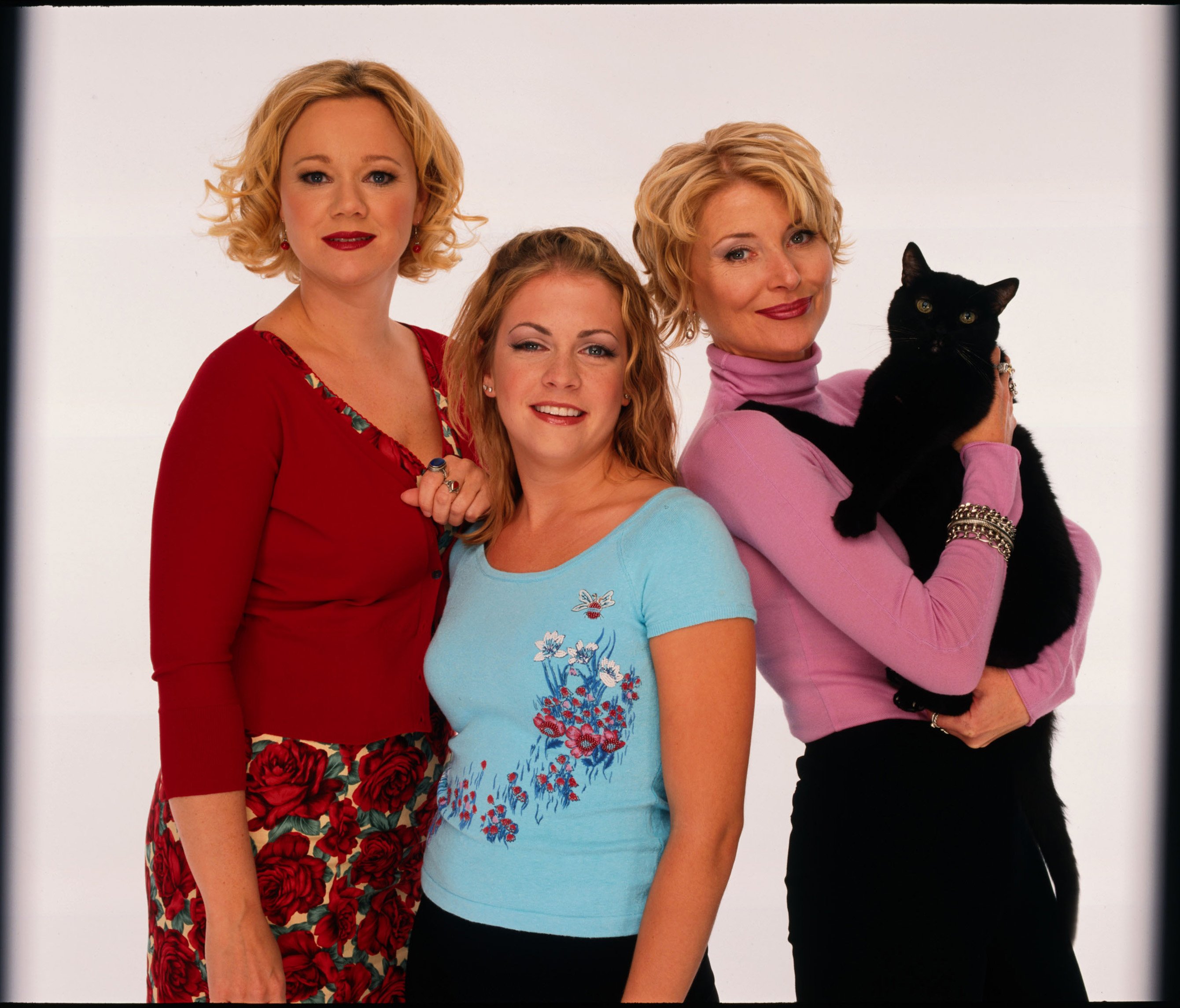 Caroline Rhea, Melissa Joan Hart, Beth Broderick, Salem the cat in 'Sabrina the Teenage Witch'