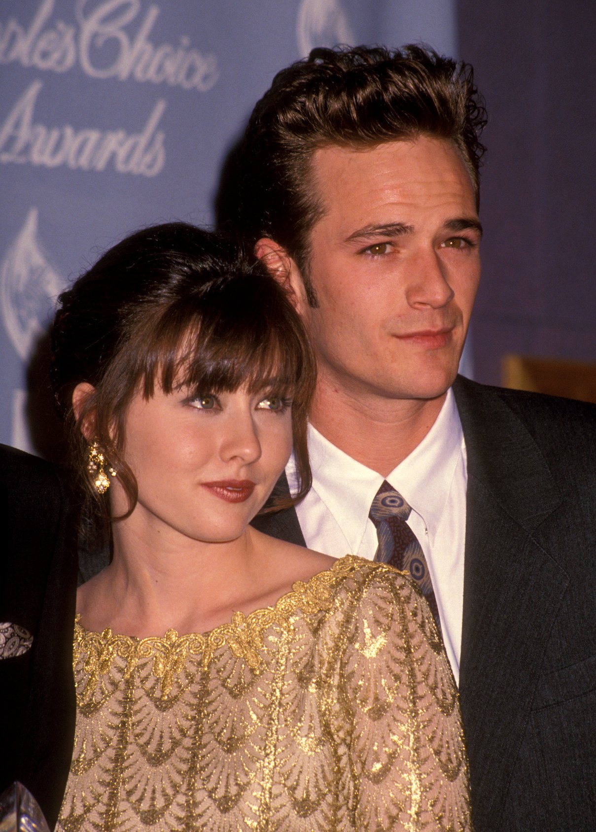 Shannen Doherty and Luke Perry pose together at the 18th Annual People's Choice Awards