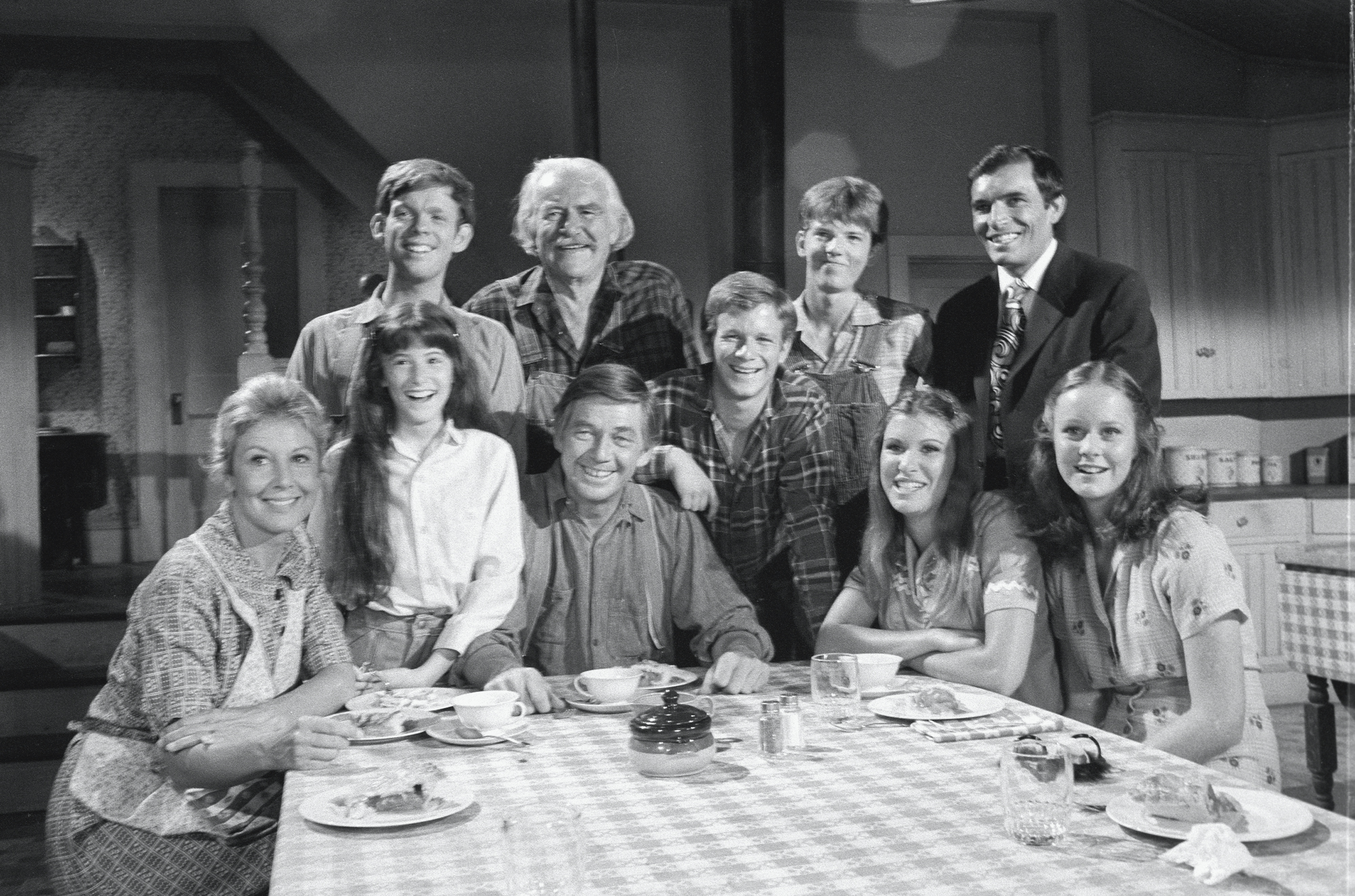 (L-R) Michael Learned as Olivia Walton, Kami Cotler as Elizabeth Walton, Jon Walmsley as Jason Walton, Will Greer as Zeb Walton, Ralph Waite as John Walton, Eric Scott as Ben Walton, David Harper as Jim-Bob Walton, Judy Norton as Mary Ellen Walton, unknown man, Mary McDonough as Erin Walton