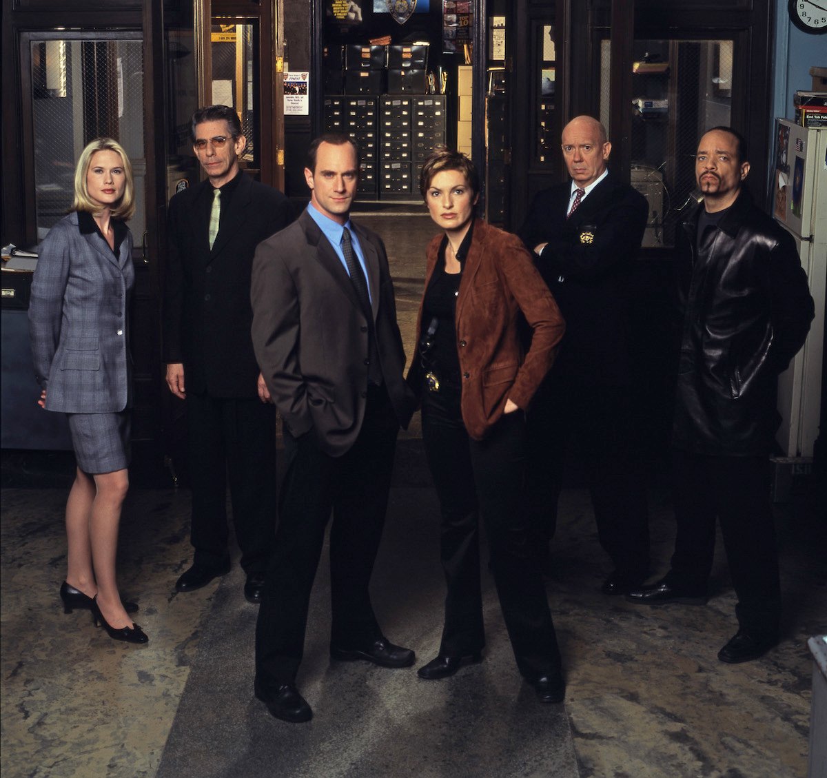 Stephanie March, Richard Belzer, Christopher Meloni, Mariska Hargitay, Dann Florek, and Ice-T in season 3 of 'Law & Order: SVU'