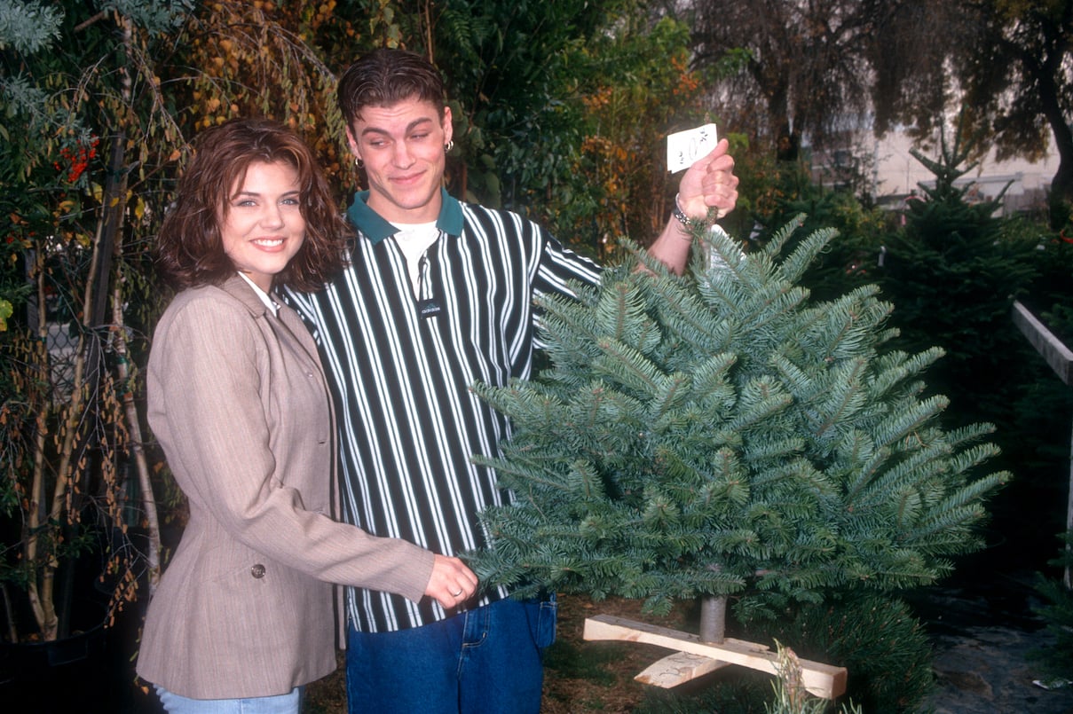 Tiffani Thiessen and Brian Austin Green shop for a Christmas tree in 1994