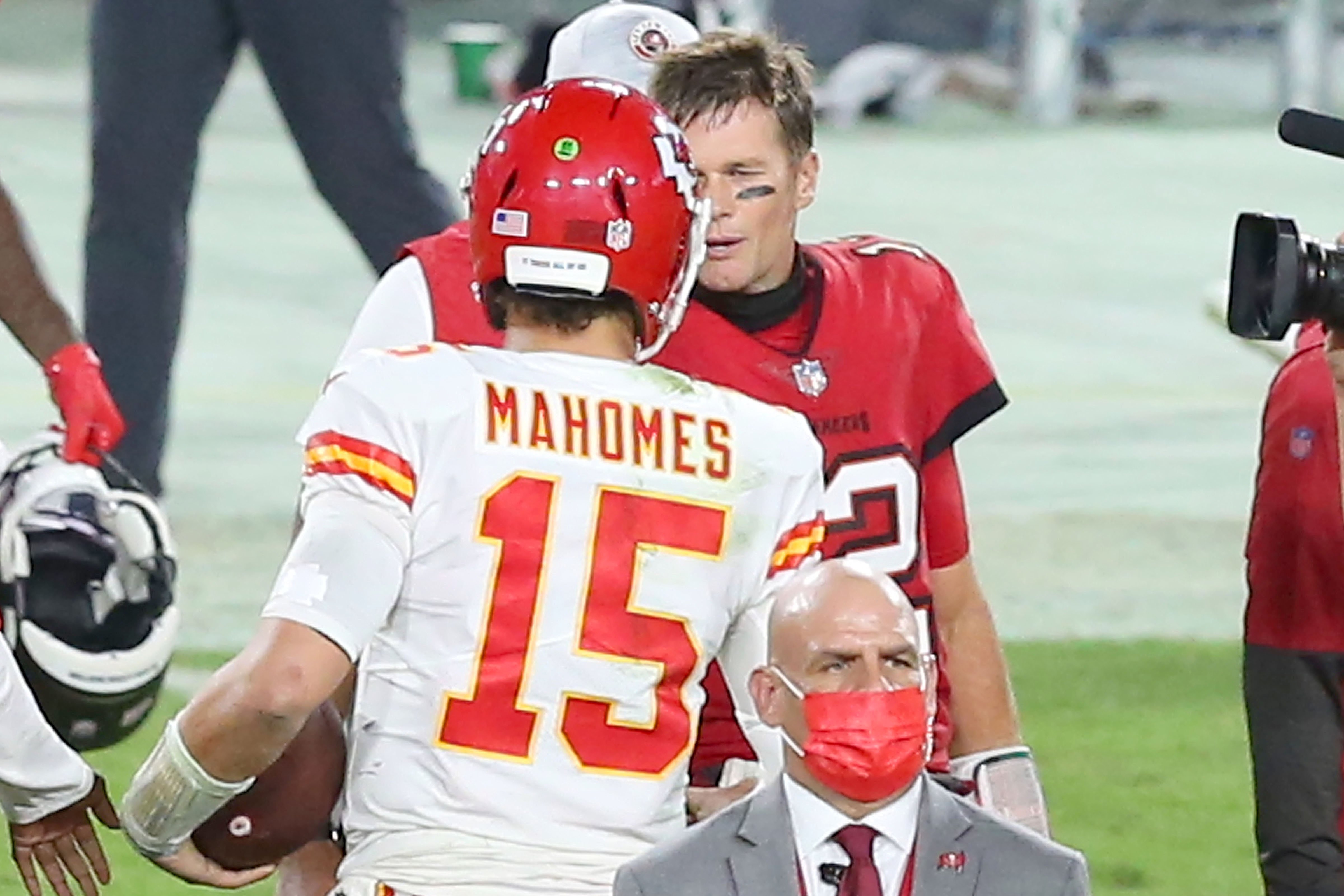 Tom Brady shakes hands with Patrick Mahomes