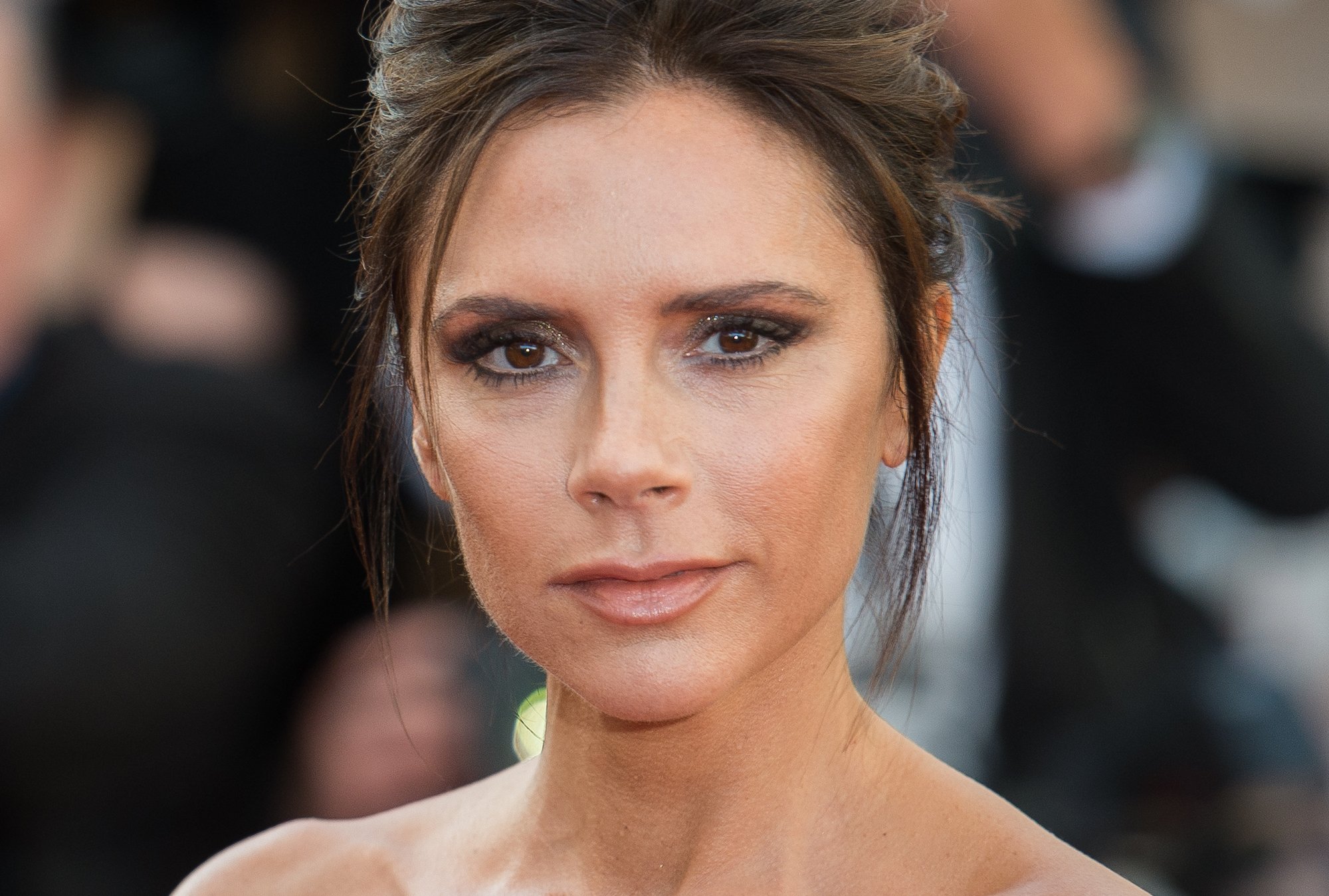 Why Doesn't Victoria Beckham Smile With Her Teeth?
