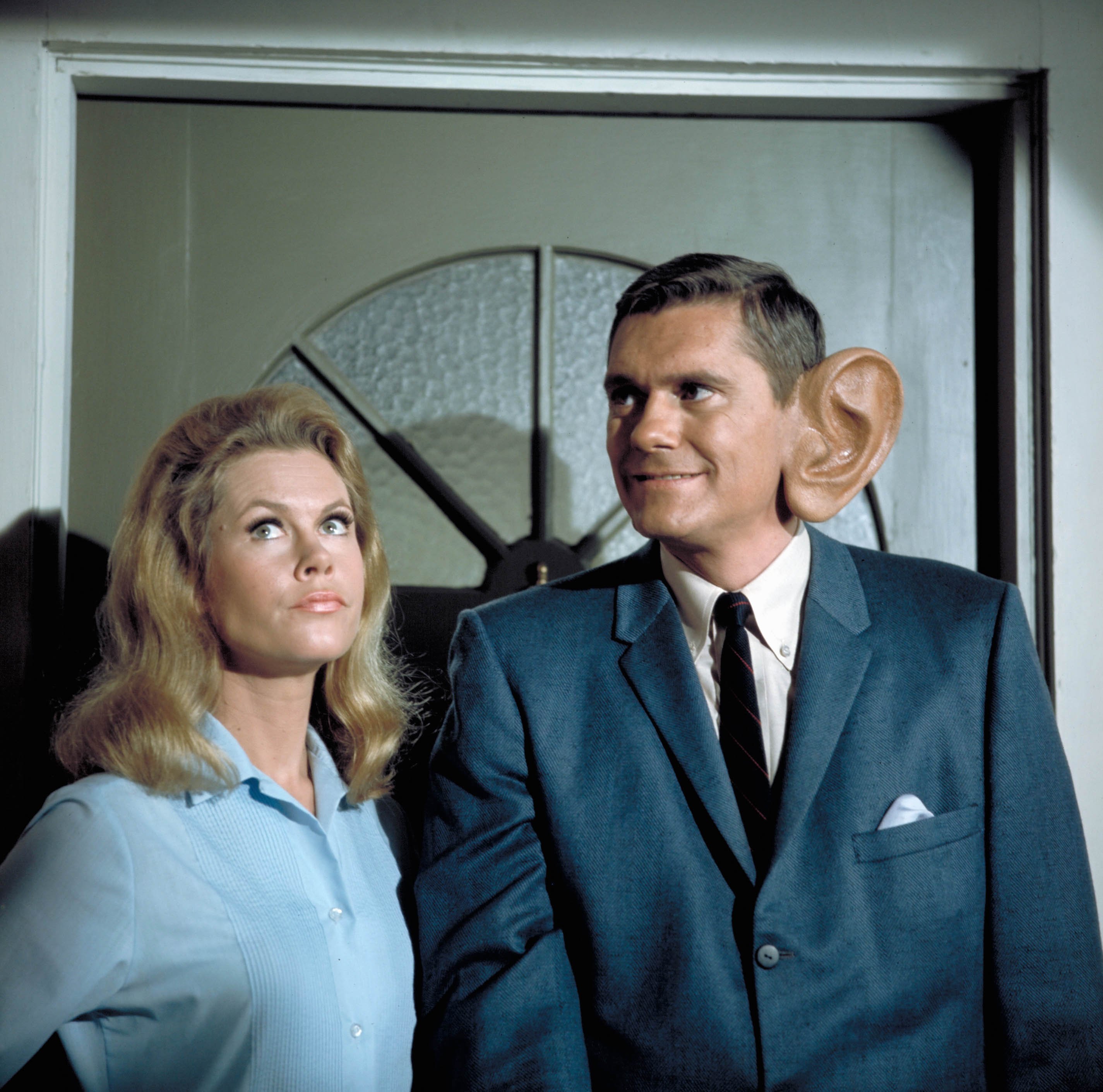 Elizabeth Montgomery and Dick York in front of a door