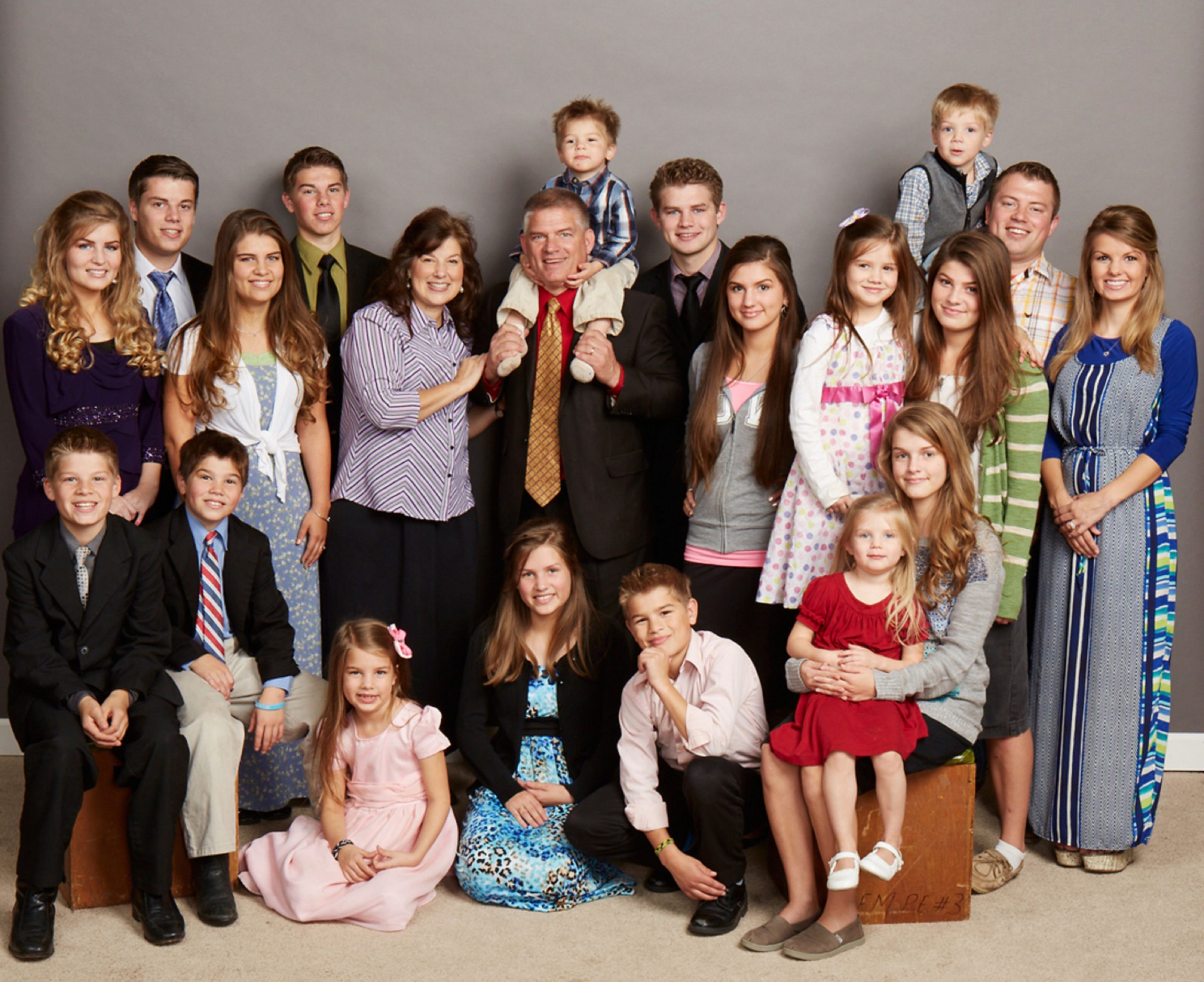 Group photo of the entire Bates family from 'Bringing Up Bates' in 2014 