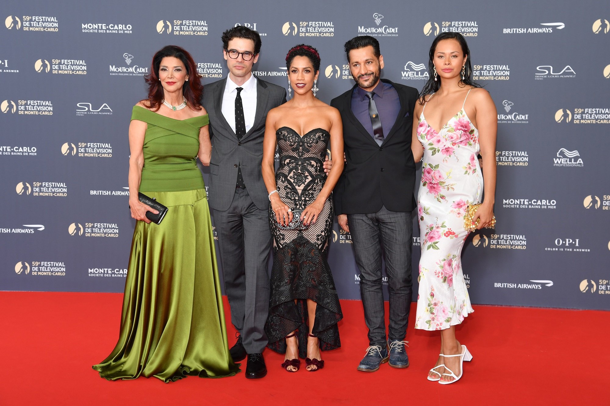 Shohreh Aghdashloo, Steven Strait, Dominique Tipper, Cas Anvar, and Frankie Adams of The Expanse