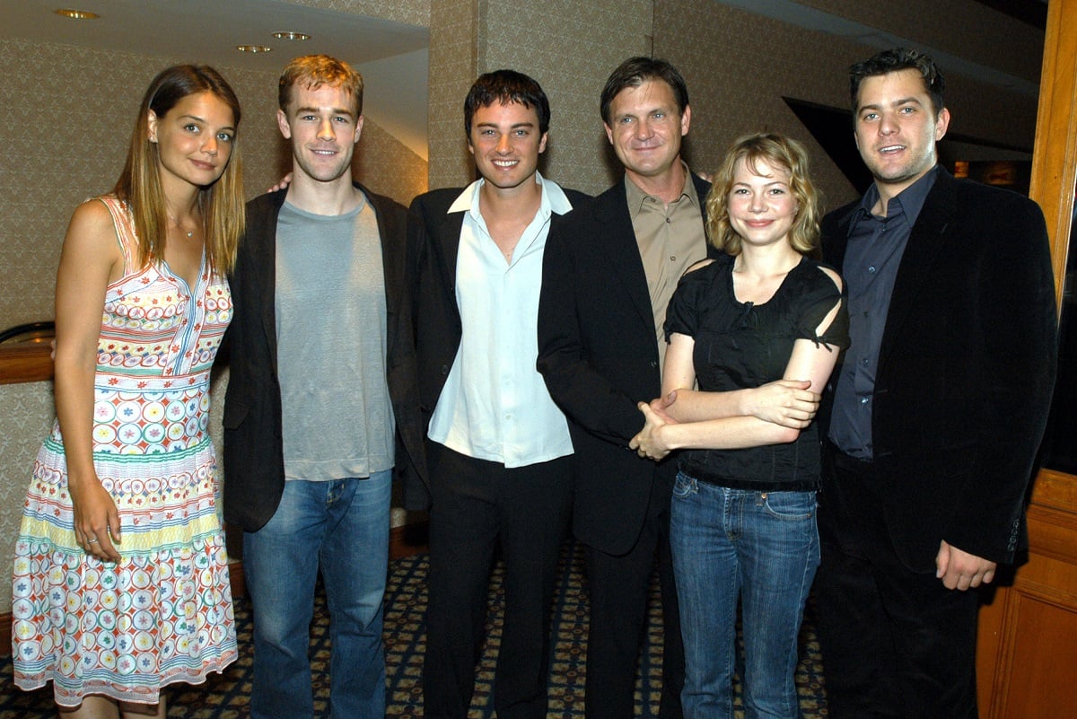 (L-R) Katie Holmes, James Van Der Beek, Kerr Smith, creator Kevin Williamson, Michelle Williams, and Joshua Jackson of 'Dawson's Creek'