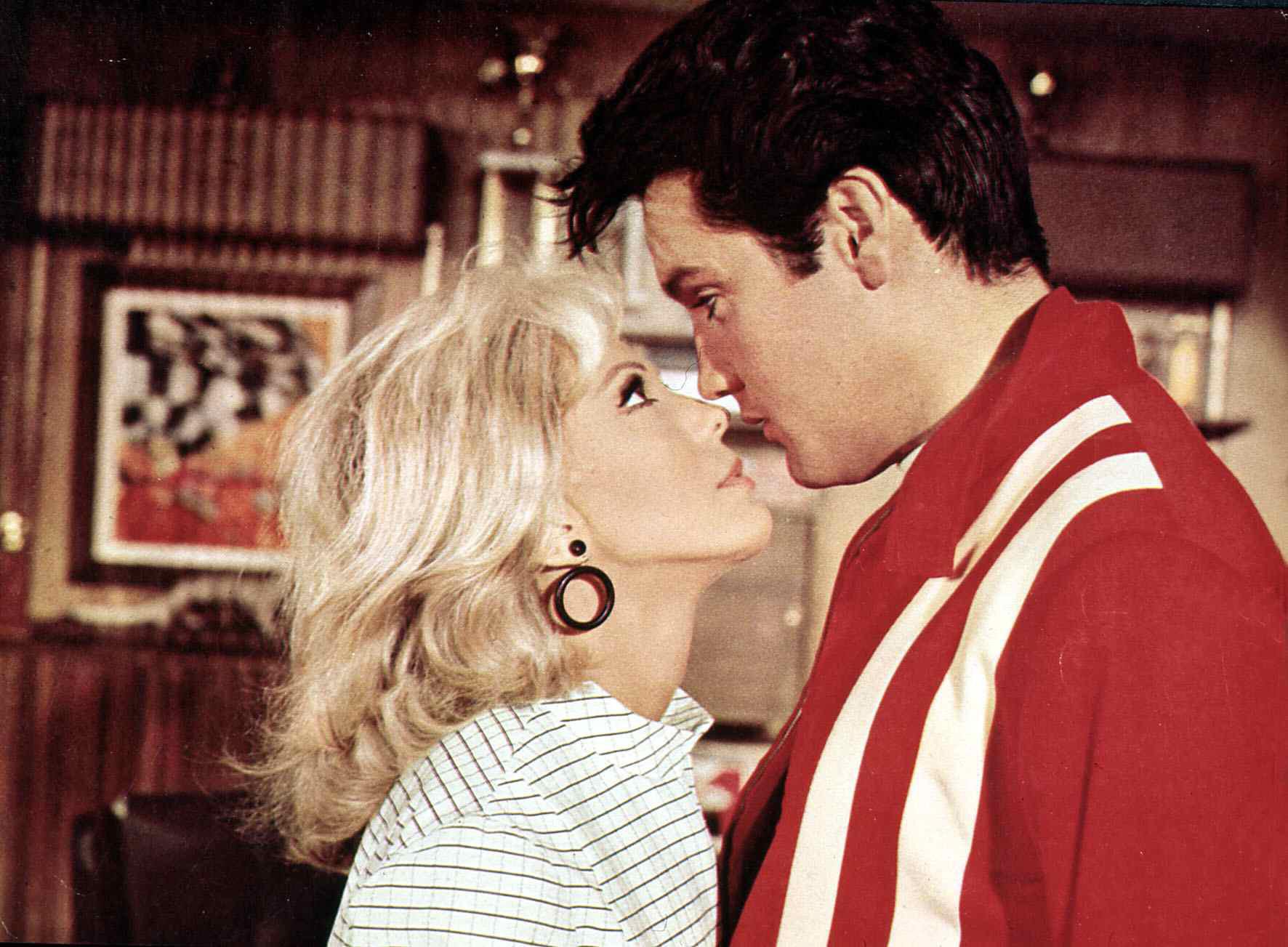 Elvis Presley: How Fans Sometimes Ruined His Time With Nancy Sinatra