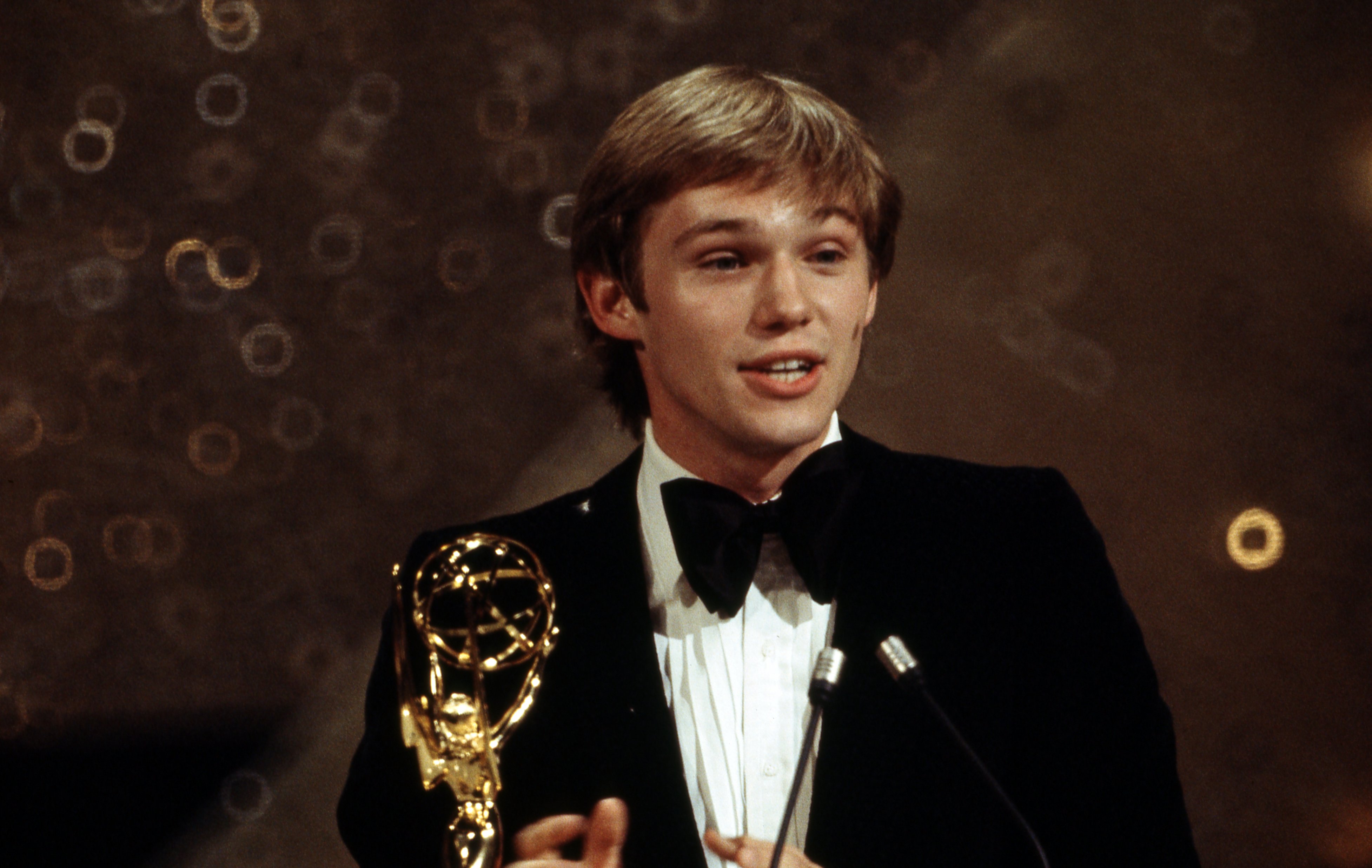 Richard Thomas accepting his Emmy 