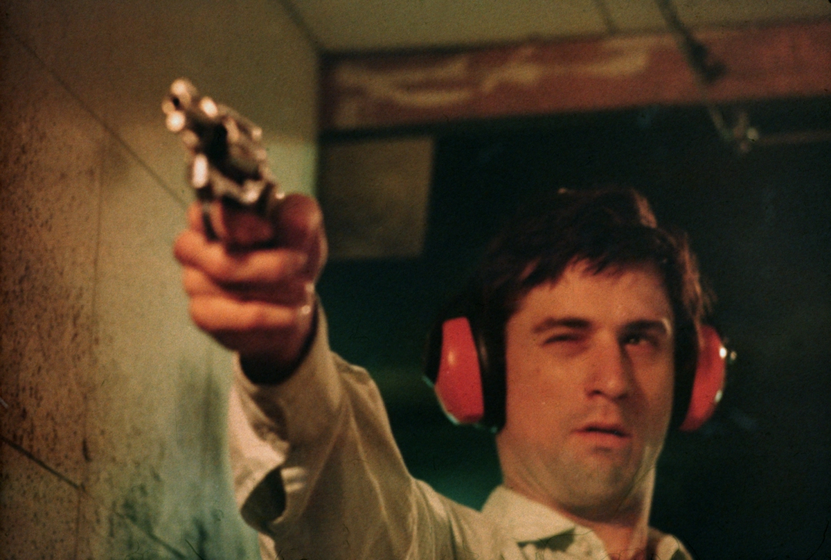 Robert De Niro holding gun in Taxi Driver 