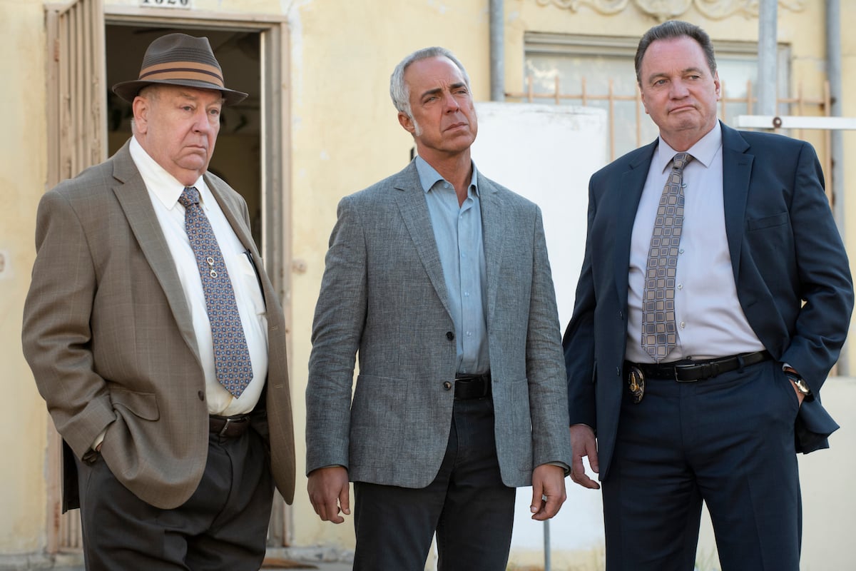 Titus Welliver as Harry Bosch flanked by two other police officers 