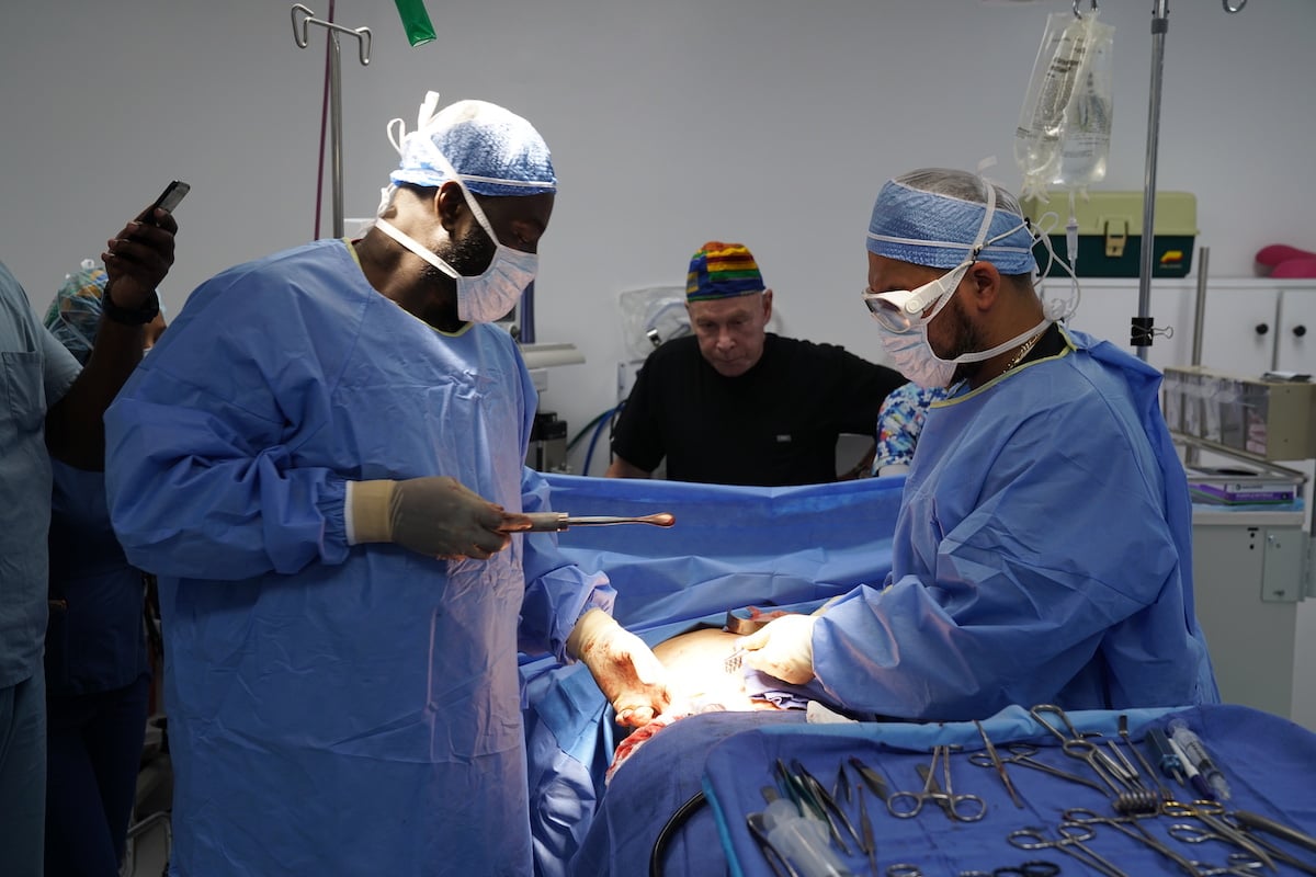 Dr Michael Obeng M.D operates on Rodrigo Alves at the Miko Plastic Surgery Clinic 
