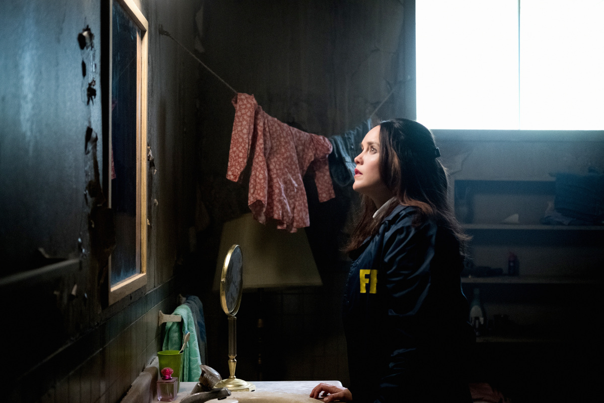 Clarice Starling (Rebecca Breeds) on the scene of a crime