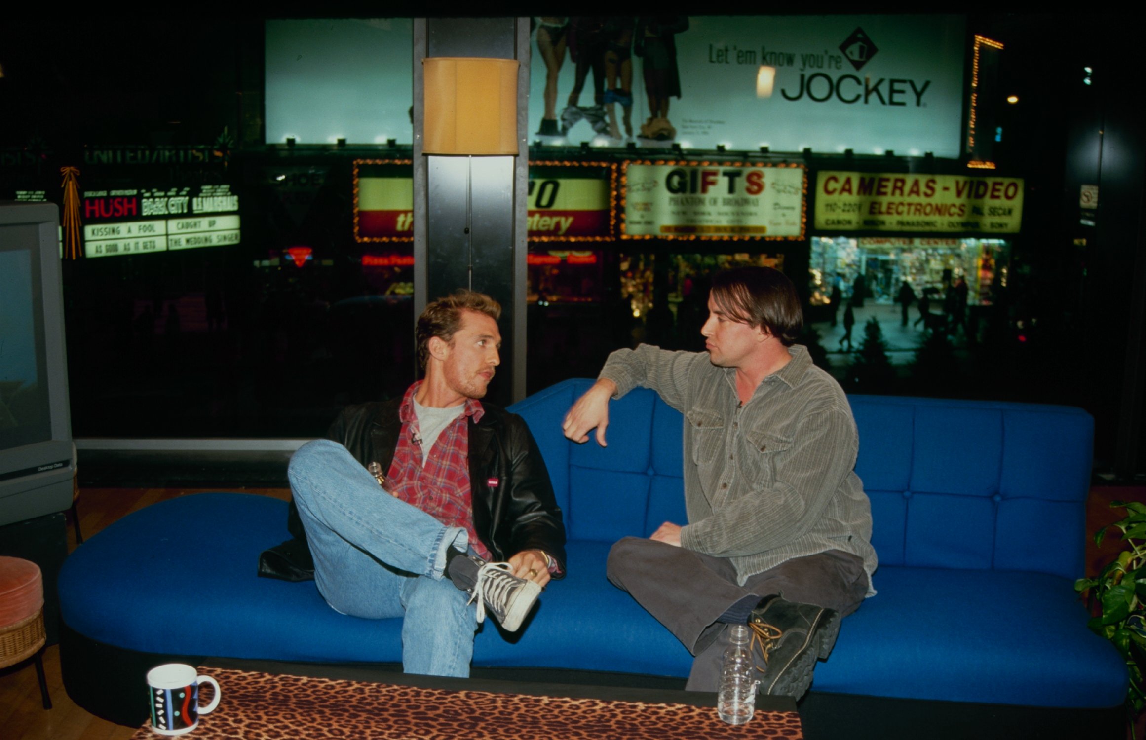 Dazed and Confused director Ricahrd Linklater and Matthew McConaughey sitting on a couch