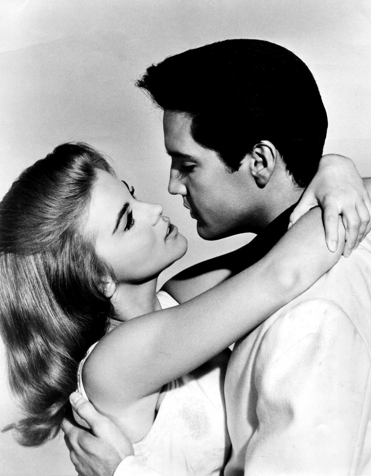 Black and white photo of Ann-Margret and Elvis Presley hugging and looking into each other's eyes in 'Viva Las Vegas' 