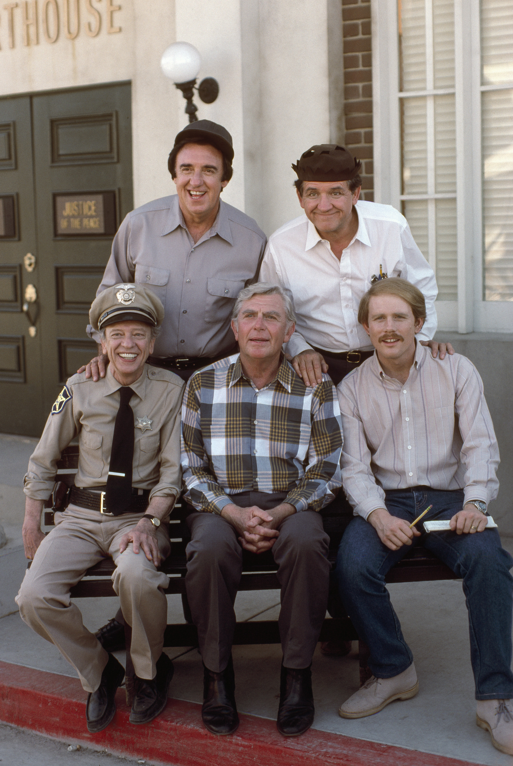 (Back row l-r) Jim Nabors as Gomer Pyle, George Lindsey as Goober Pyle (front row l-r) Don Knotts as Barney Fife, Andy Griffith as Andy Taylor, Ron Howard as Opie Taylor in 'Return to Mayberry'