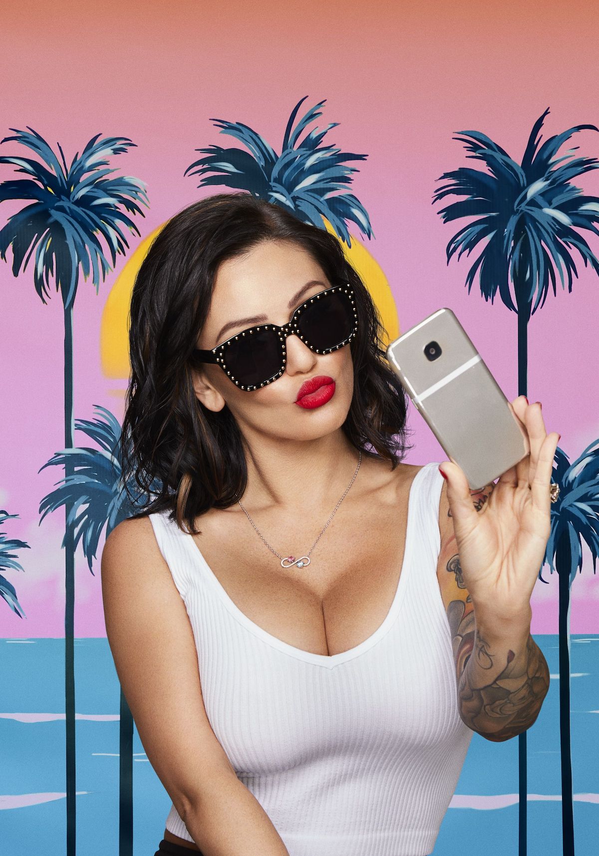 Jenni 'JWoww' Farley using a cell phone on 'Jersey Shore: Family Vacation'