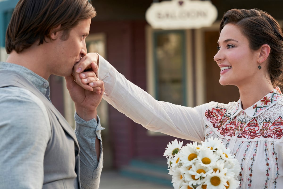 Jesse kisses Clara's hand in When Calls the Heart Season 8 premiere