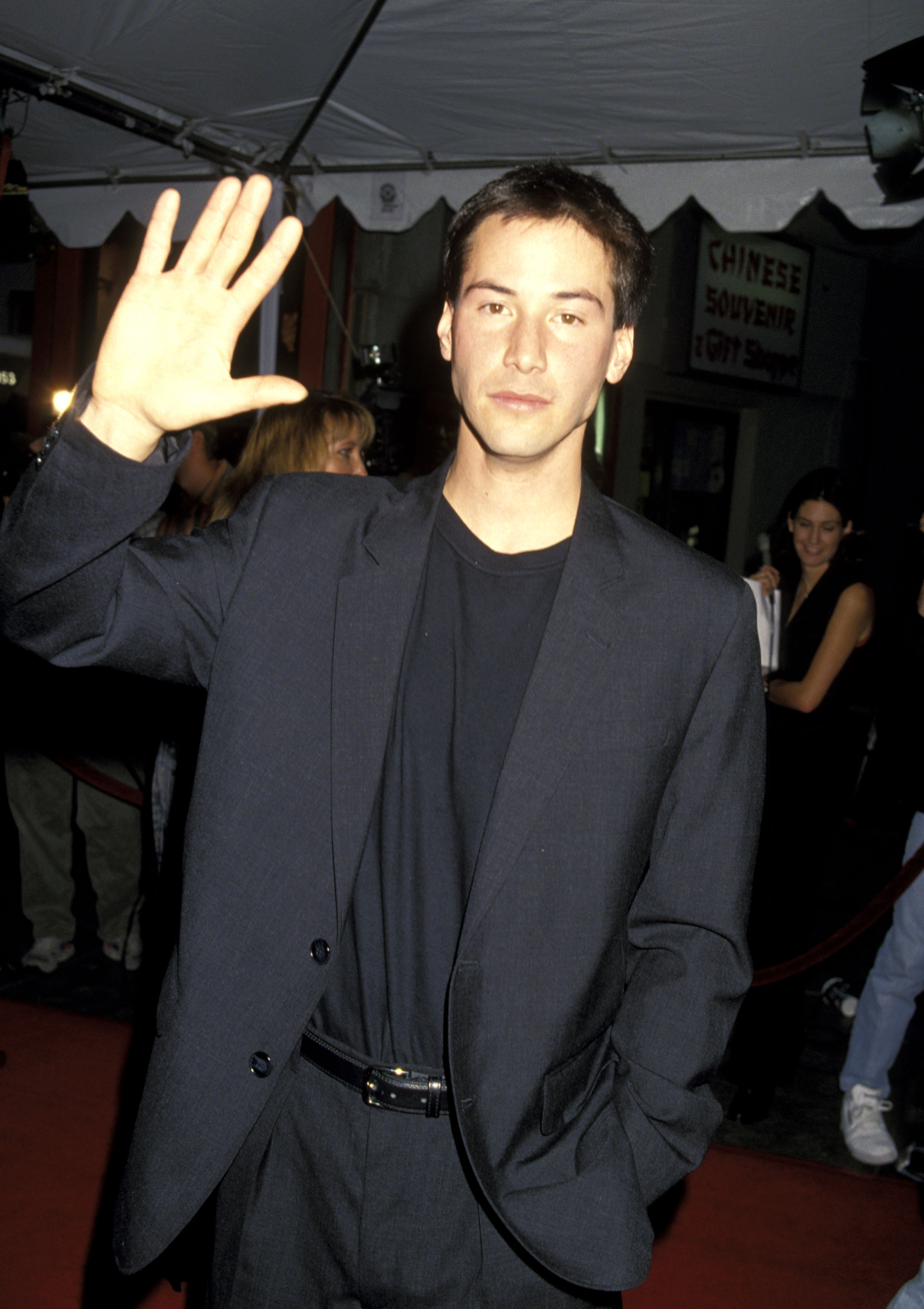 Keanu Reeves waving at the Speed premiere