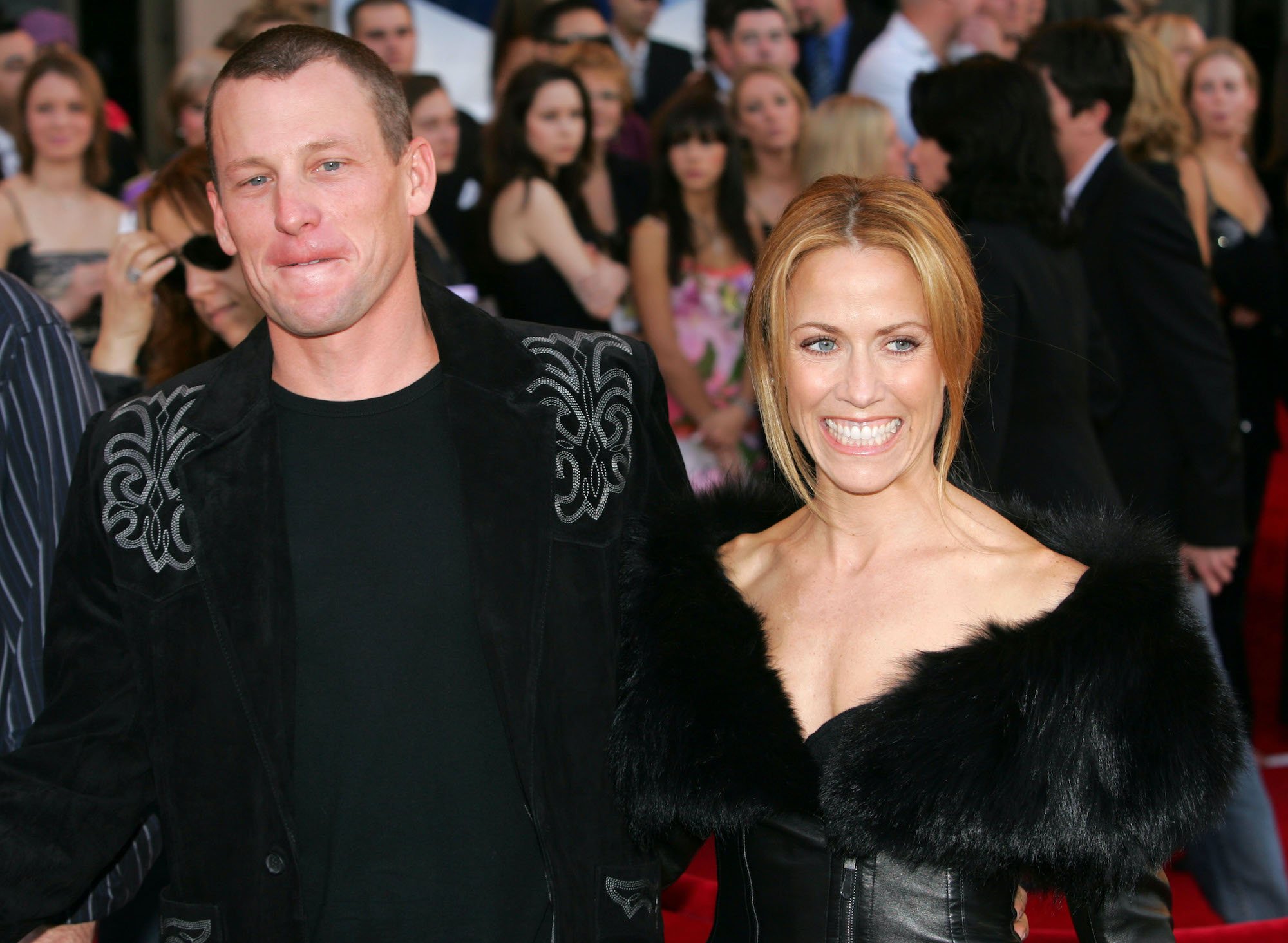 (L-R) Lance Armstrong and Sheryl Crow smiling walking on a red carpet