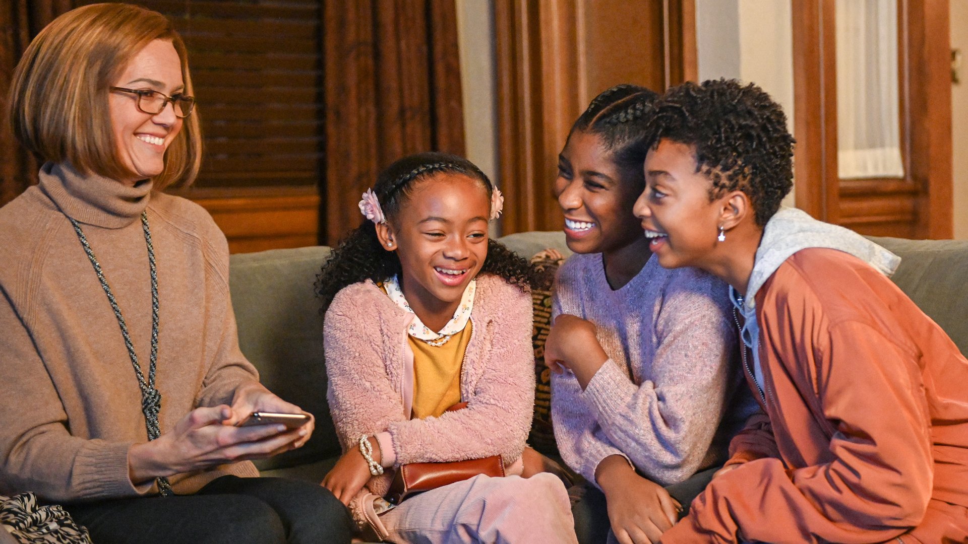 Mandy Moore as Rebecca, Faithe Herman as Annie, Lyric Ross as Deja, and Eris Baker as Tess on 'This Is Us' Season 4 Episode 8