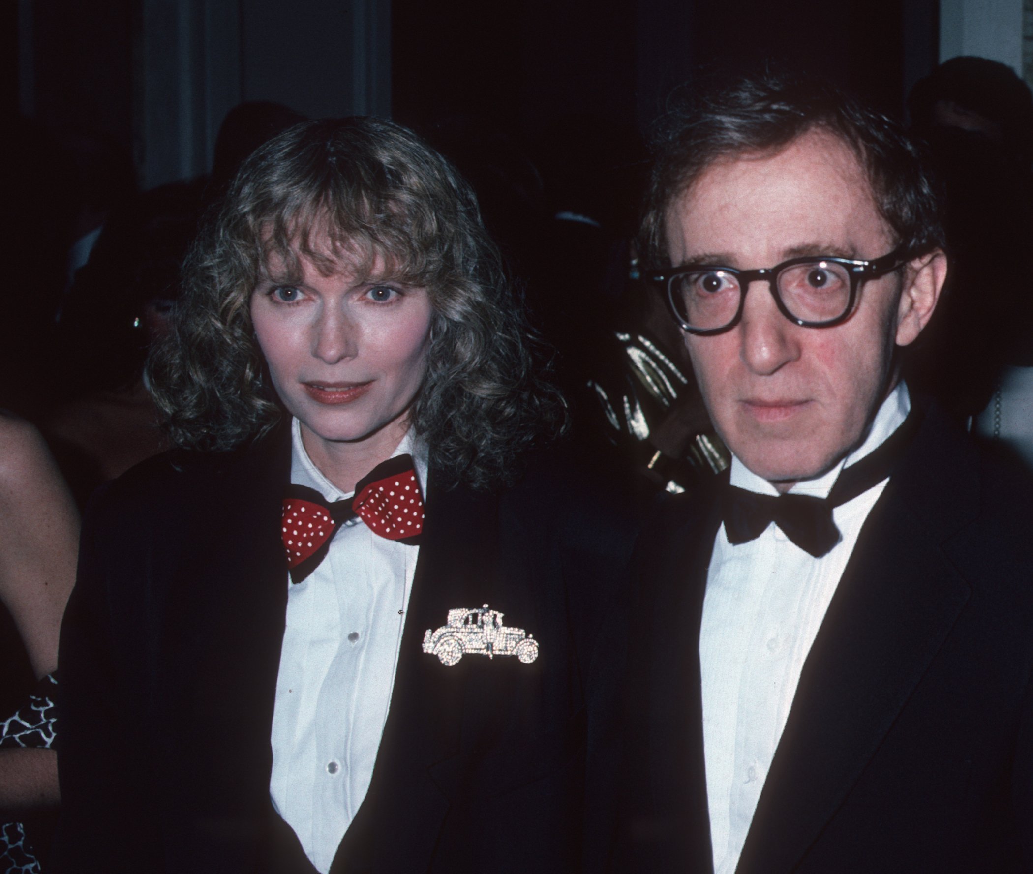 Woody Allen and Mia Farrow walking together in 1986
