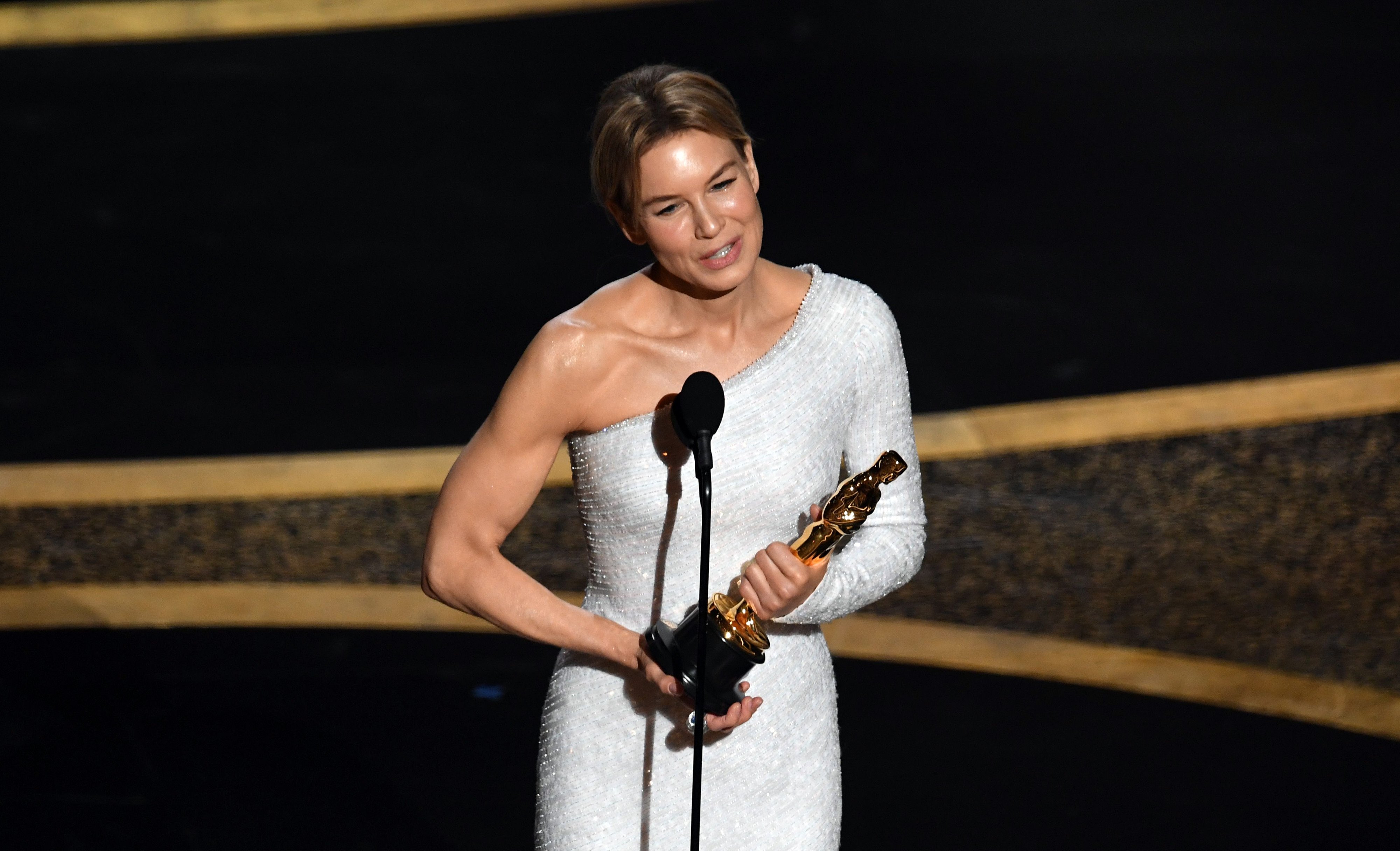 Renée Zellweger accepts Oscar for Judy