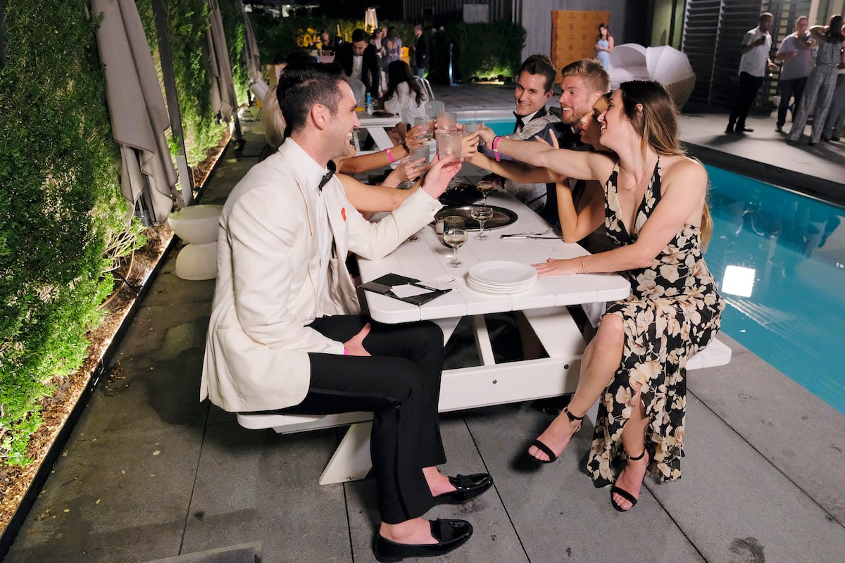 Carl Radke, Jordan Verroi, Kyle Cooke, Amanda Batula, Hannah Berner having dinner