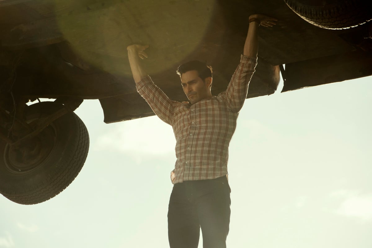 Superman and Lois: Tyler Hoechlin flies with a truck