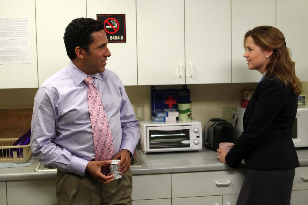 Oscar Nunez as Oscar Martinez and Jenna Fischer as Pam Halpert talking in the break room on 'The Office'