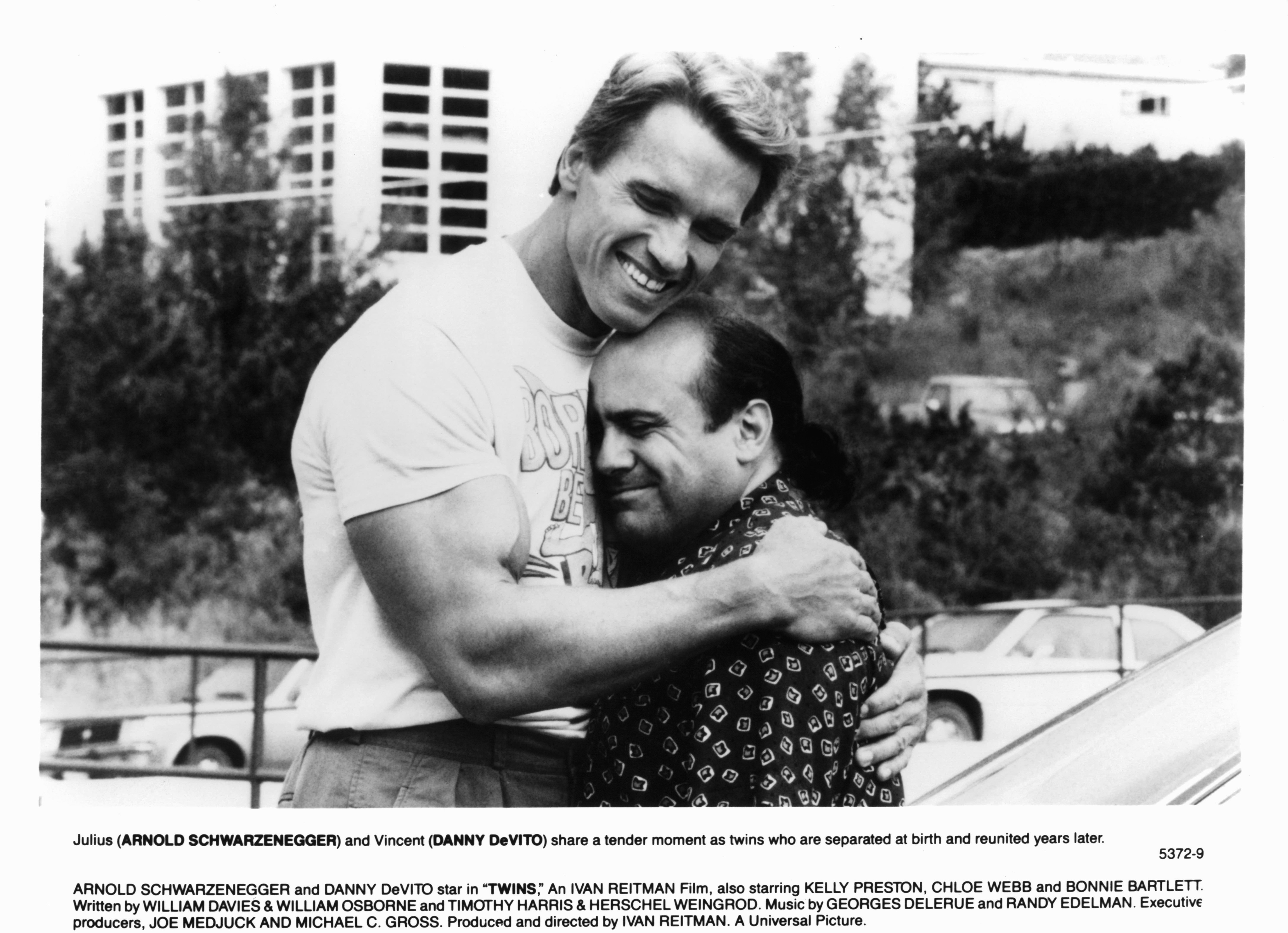 Twins: Arnold Schwarzenegger and Danny DeVito hug