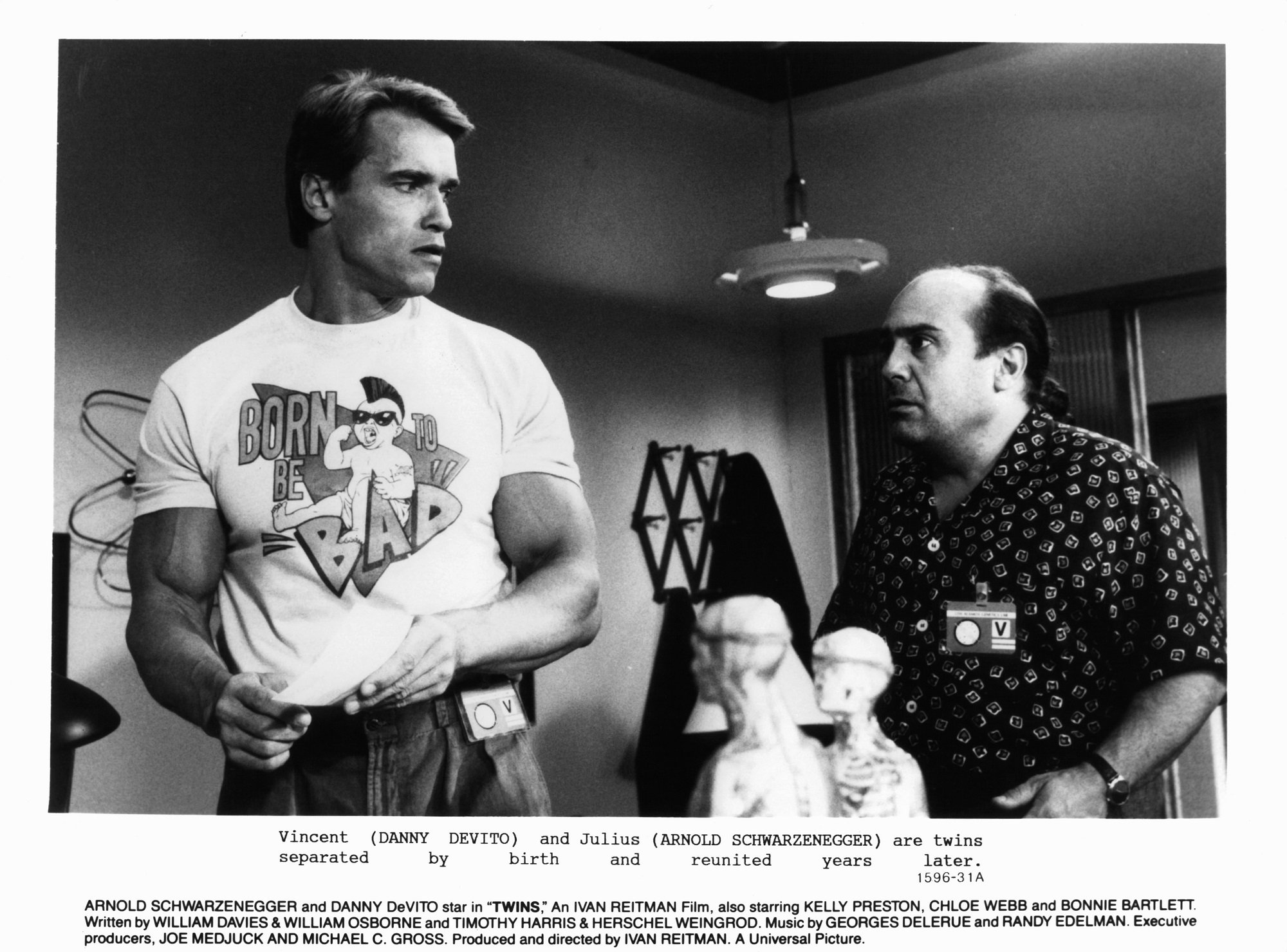 Twins black and white still with Arnold Schwarzenegger and Danny DeVito