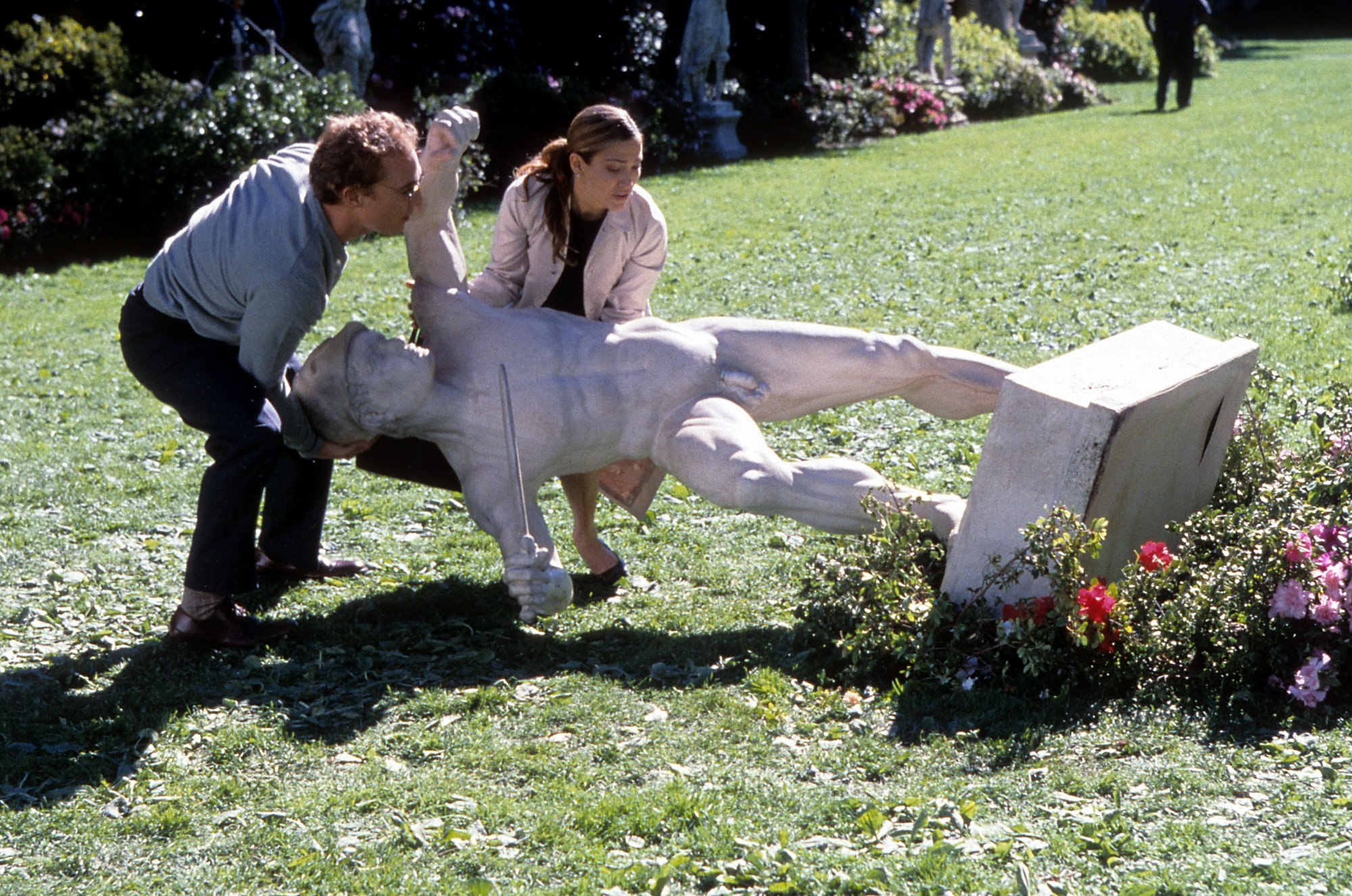 Wedding Planner stars Matthew McConaughey and Jennifer Lopez lift a statue