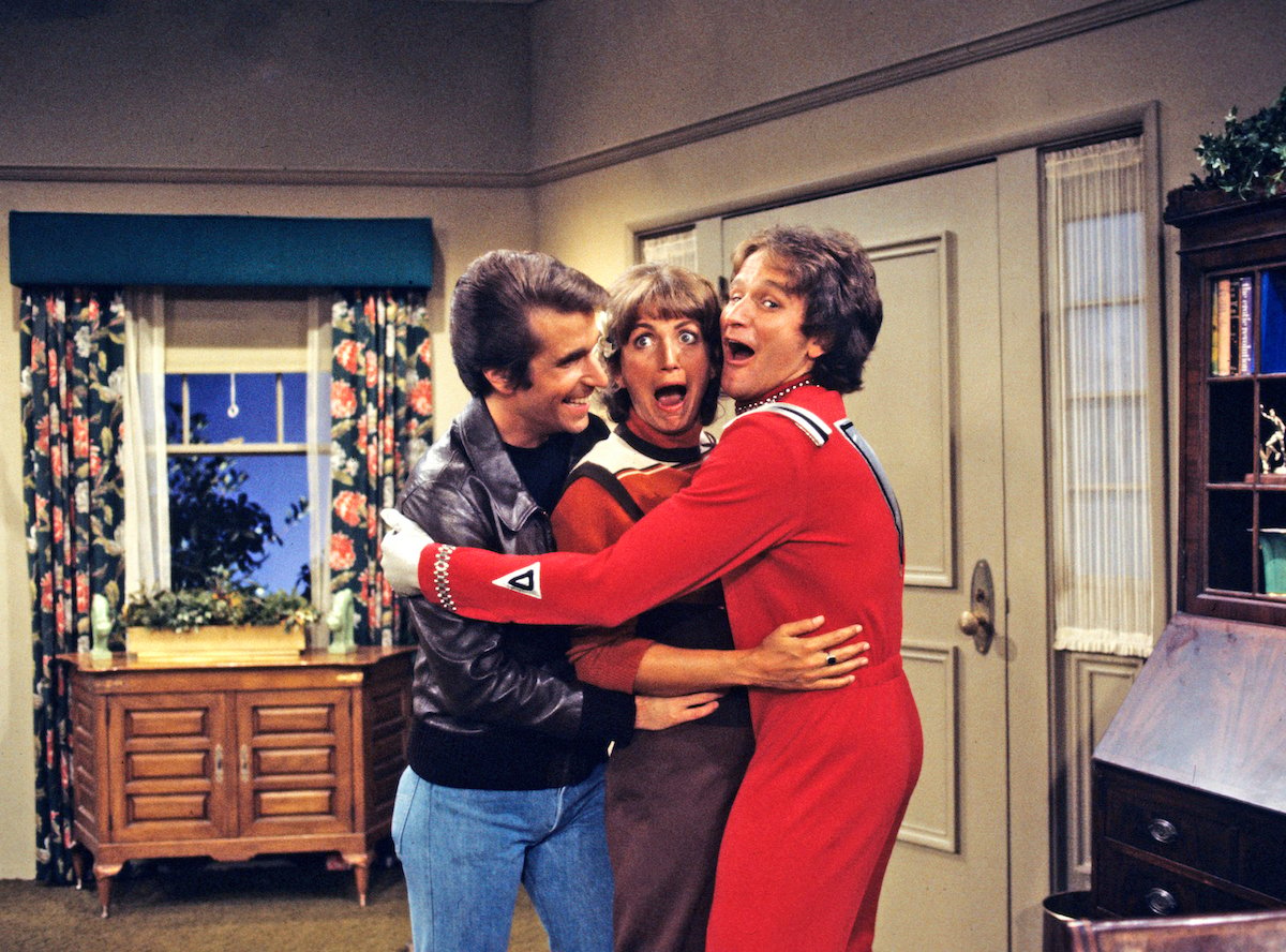 In the pilot episode of 'Mork & Mindy,' Mork (Robin Williams, right) recalled a previous visit to Earth when Fonzie (Henry Winkler of 'Happy Days') arranged a date for Mork and Laverne De Fazio (Penny Marshall of 'Laverne & Shirley')
