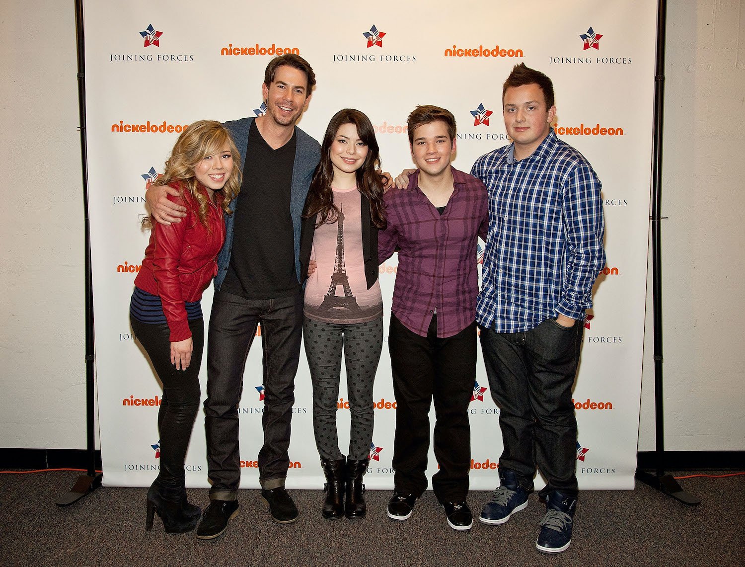 iCarly cast Jennette McCurdy, Jerry Trainor, Miranda Cosgrove, Nathan Kress and Noah Munck pose backstage at the auditorium at Naval Submarine Base New London in 2012