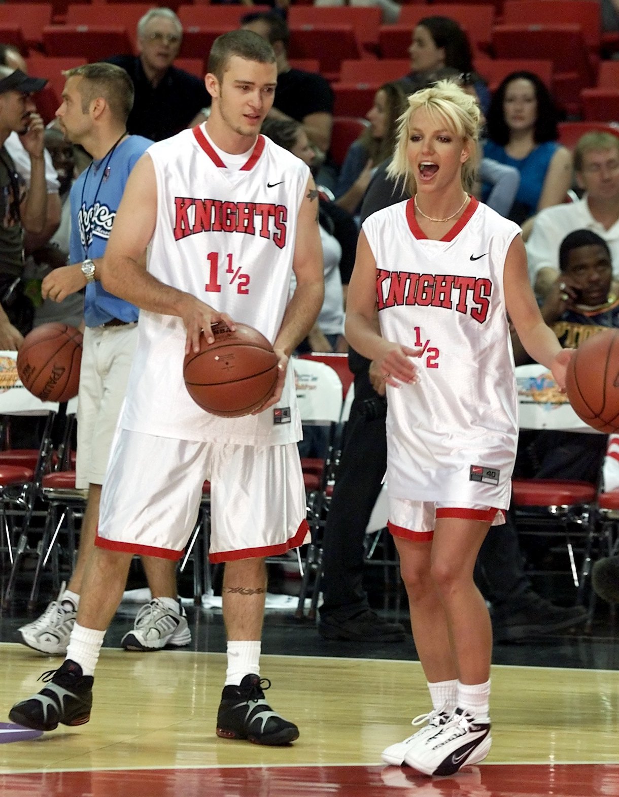 Justin Timberlake (L) of 'N Sync, and his girlfriend, singer Britney Spears warm up prior to the celebrity basketball game