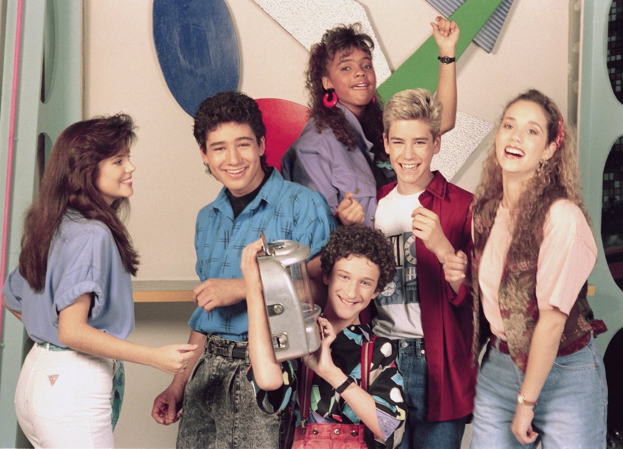 Tiffani Thiessen as Kelly Kapowski, Mario Lopez as A.C. Slater, Lark Voorhies as Lisa Turtle, Dustin DIamond as Screech Powers, .Mark-Paul Gosselaar as Zack Morris, Elizabeth Berkeley as Jessie Spano