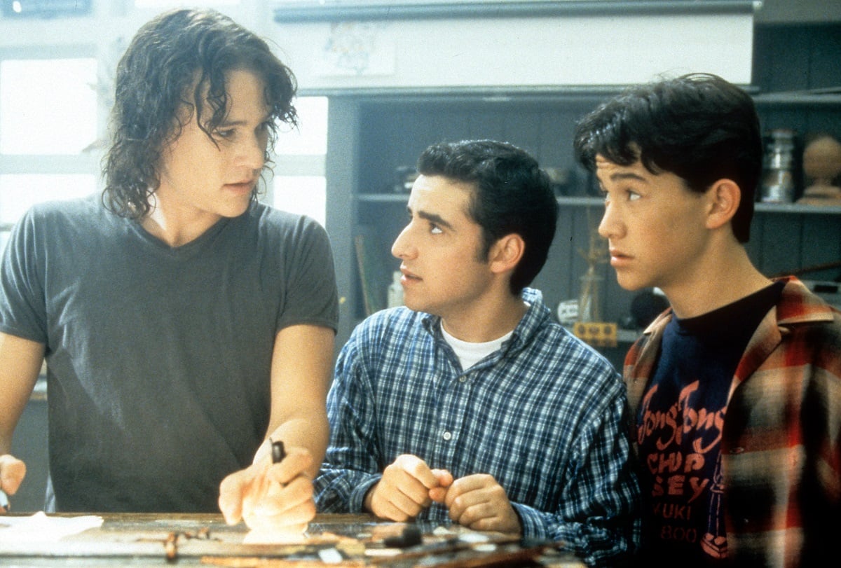 (L-R) Heath Ledger, David Krumholtz, and Joseph Gordon-Levitt standing at table in a scene from the film '10 Things I Hate About You', 1999.