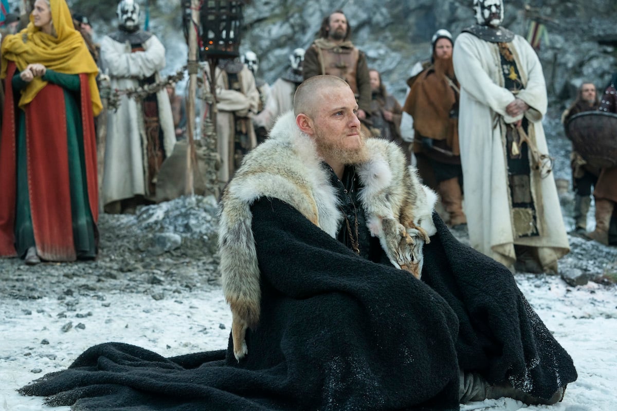 Bjorn Ironside's (Alexander Ludwig) black fur in Vikings 5x08