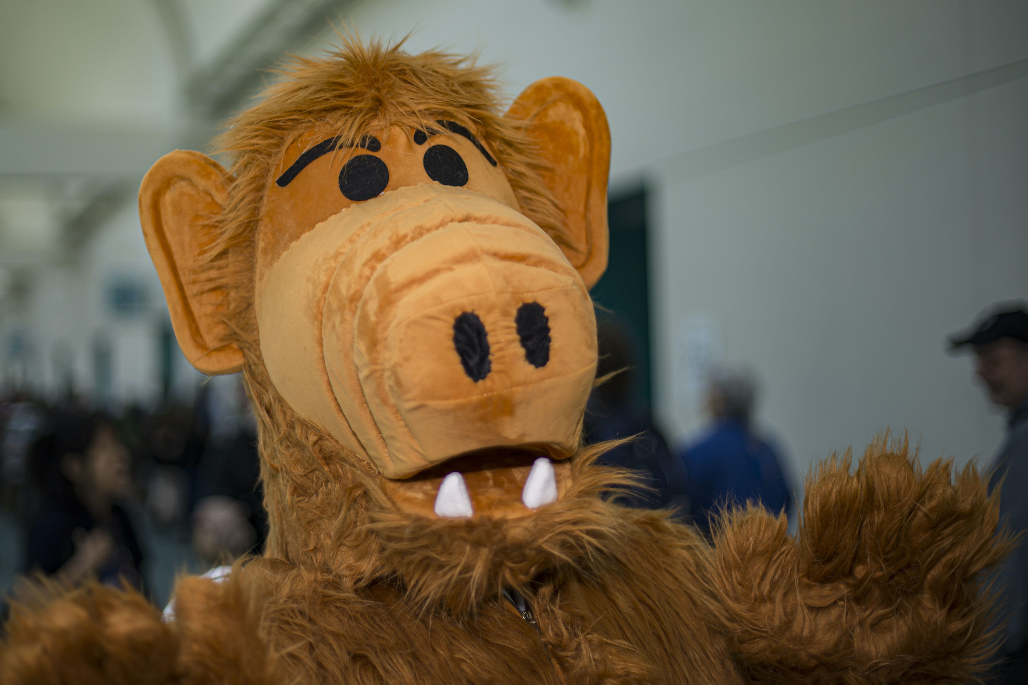 Alf cosplayer Christian Ruiz in front of a blurred background